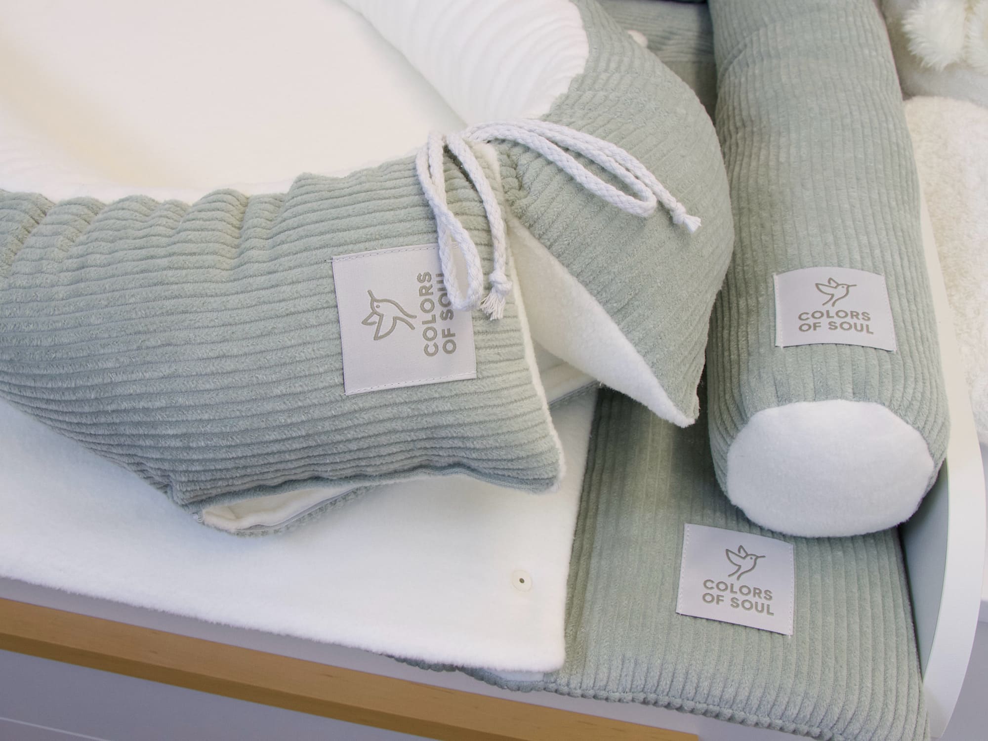 Handgemachtes Babynestchen 2-teilig mit Bettschlange und Wickelauflage Mint Creme