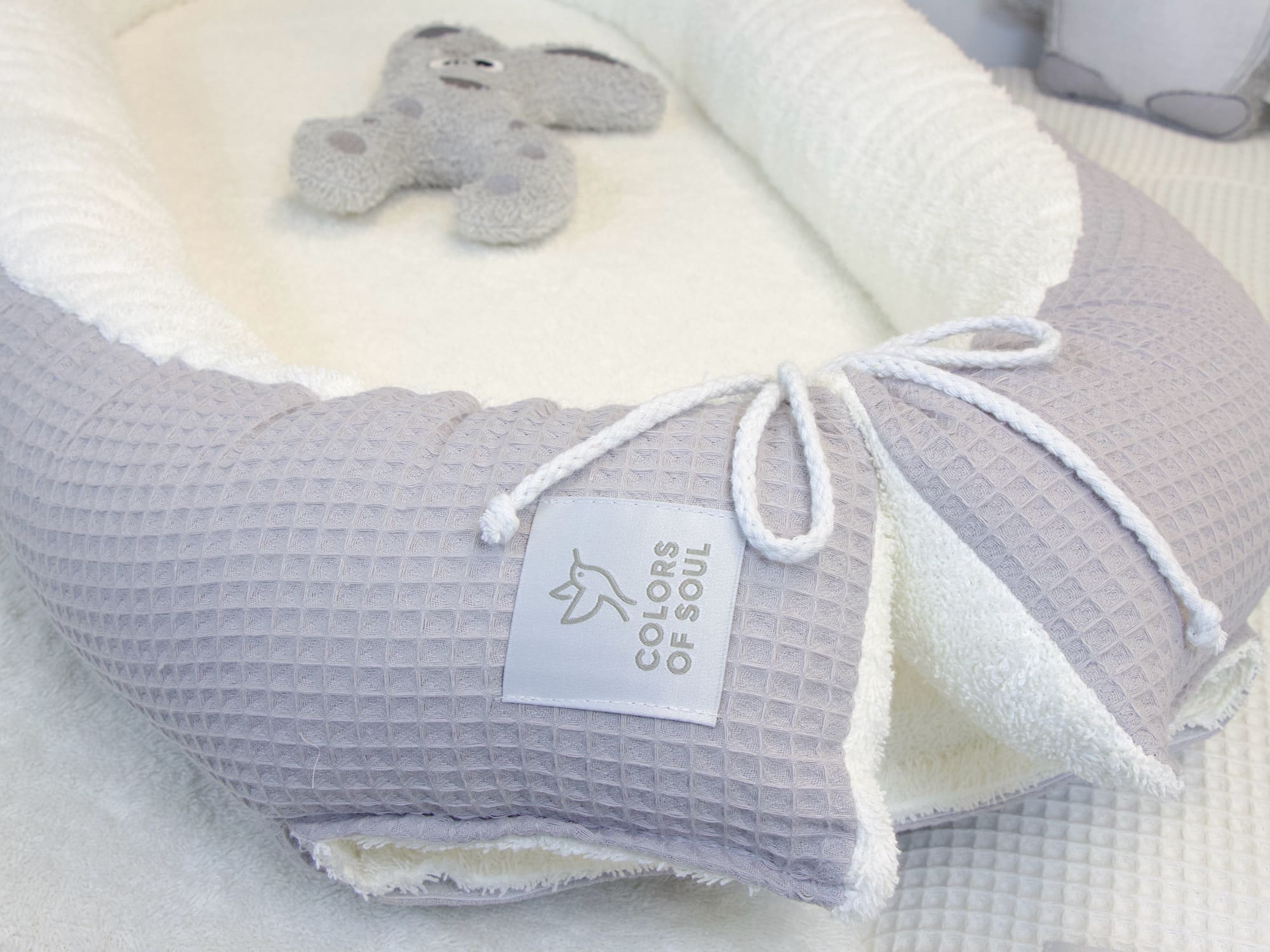 Hochwertiges Babynest in Hellgrau und Creme – handgefertigt mit Liebe und Stil