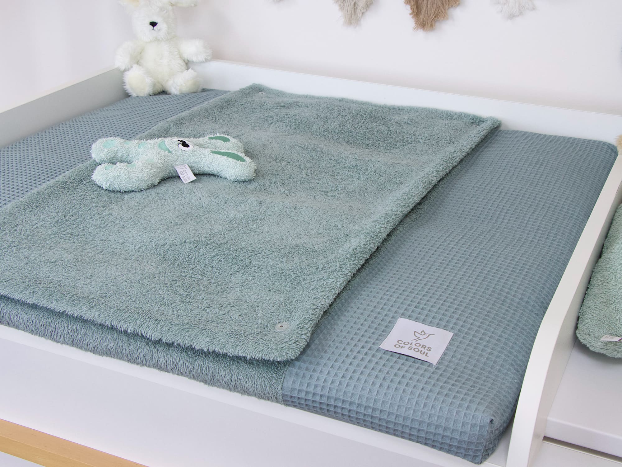 Detailansicht der weichen Frottee-Liegefläche in Dusty Altmint