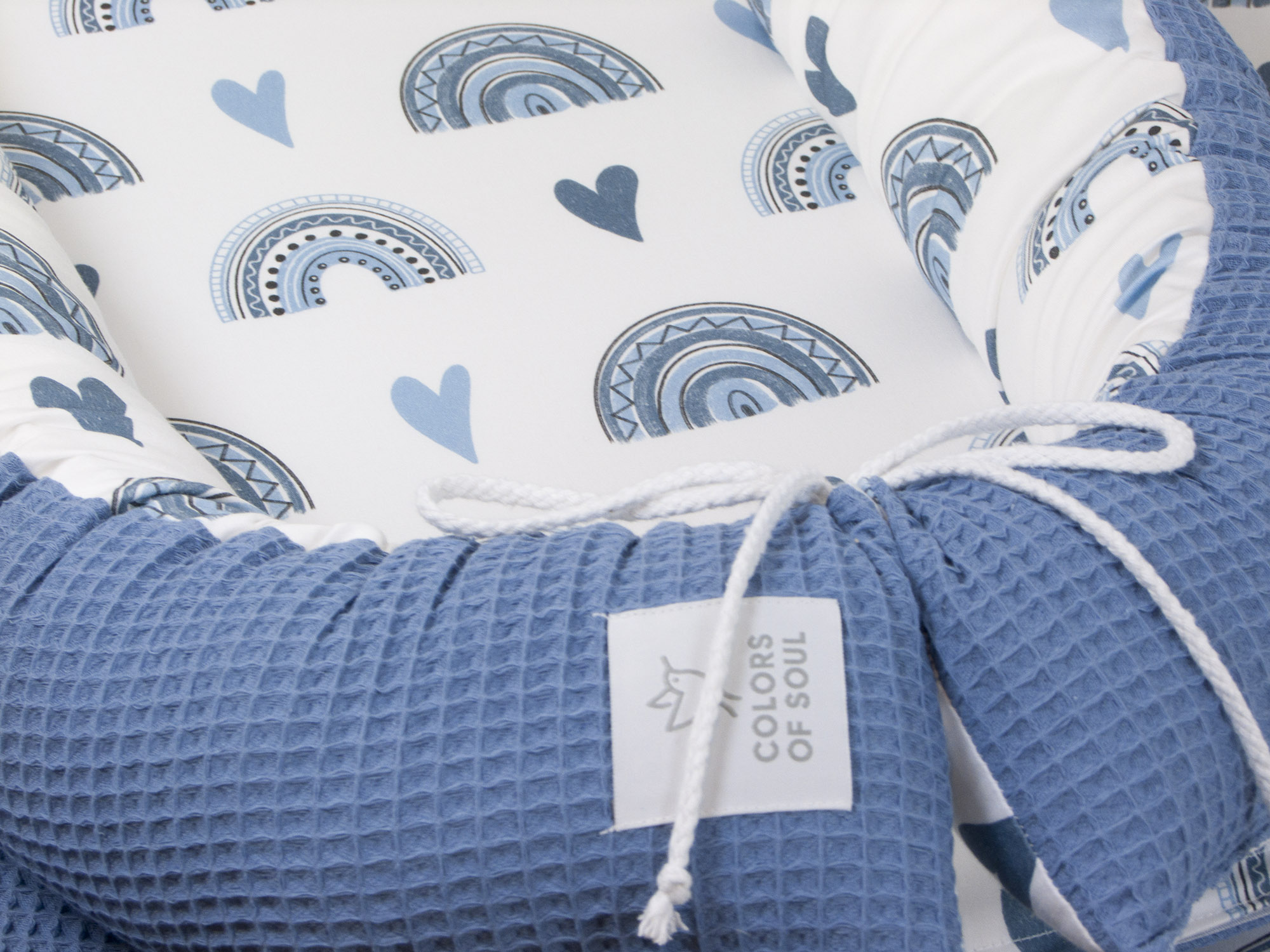 3-er SET - Wickelauflage, Bettschlange, Babynest - Regenbogen und Herzen blau / Waffelpique blau