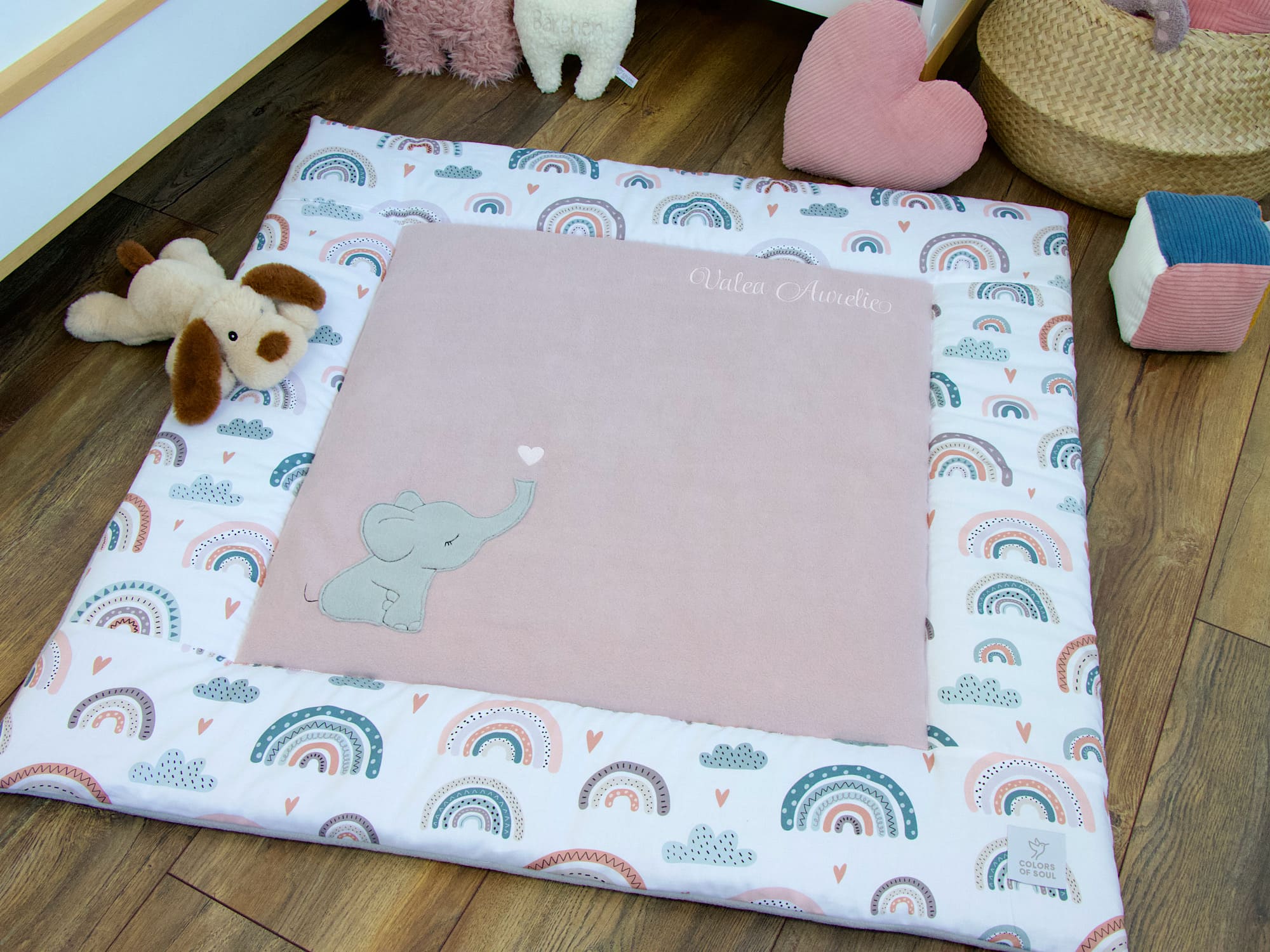 Personalisierte Krabbeldecke - pastell Regenbogen und Herzen / Baumwollfleece altrosa