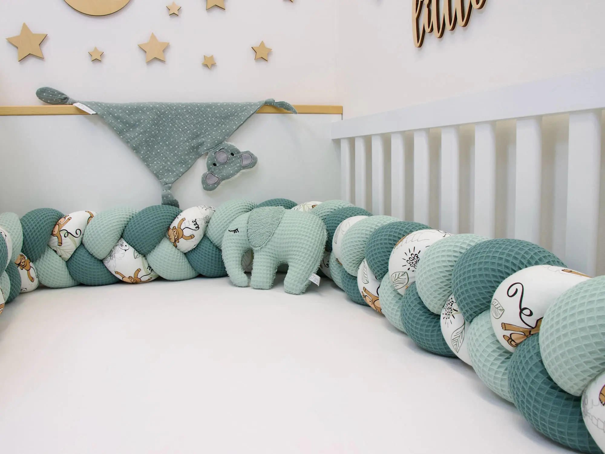 Bettschlange fürs Babybett mit Affen-Muster Waffelpique Hellmint und Altgrün