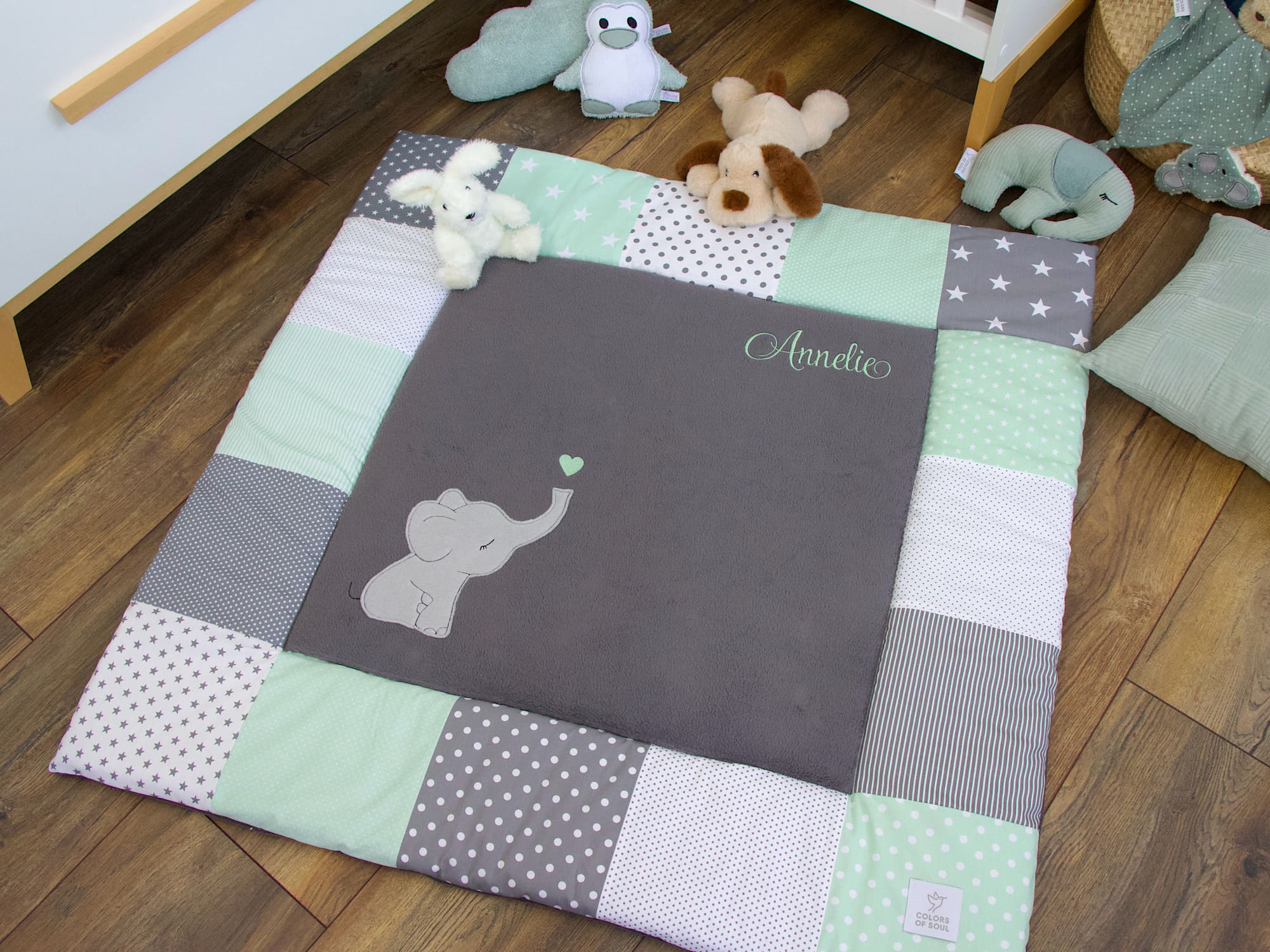Handgemachte Krabbeldecke aus Baumwollfleece mit besticktem Babynamen und süßem Elefanten