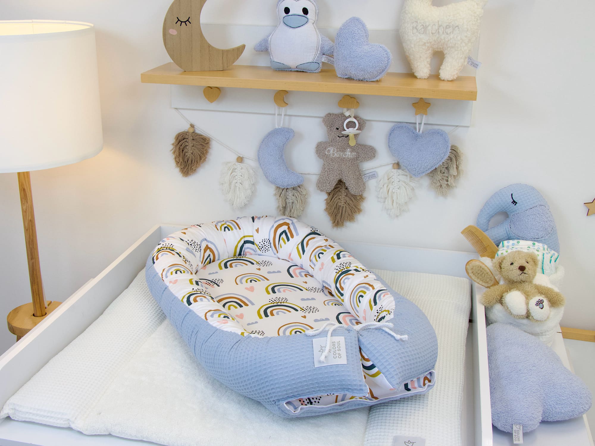 Babynest - Regenbogen und Herzen / Waffelpique hellblau