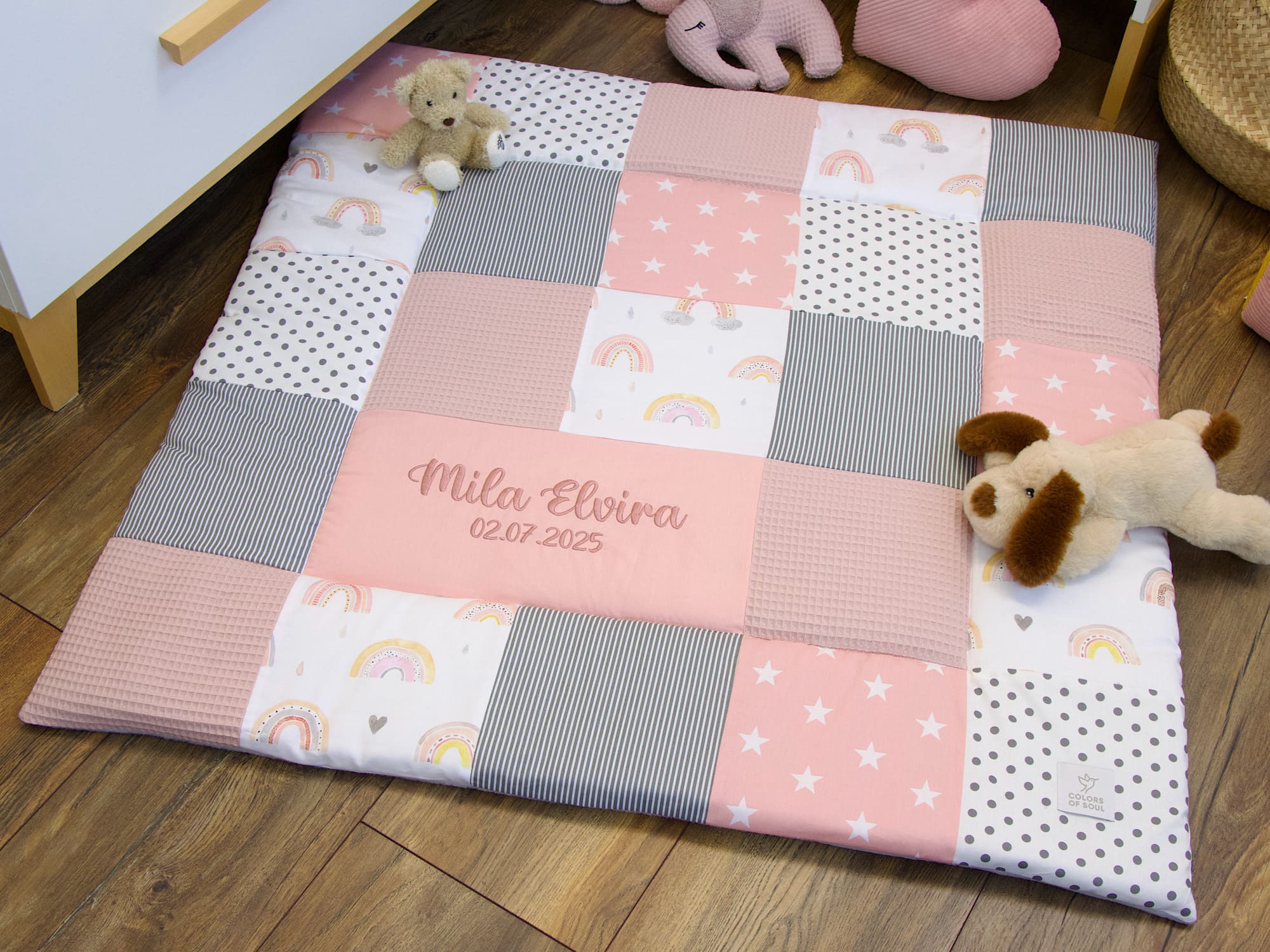Patchwork Krabbeldecke für Babys in Altrosa mit Regenbogen Aquarell Design – personalisierte Spieldecke