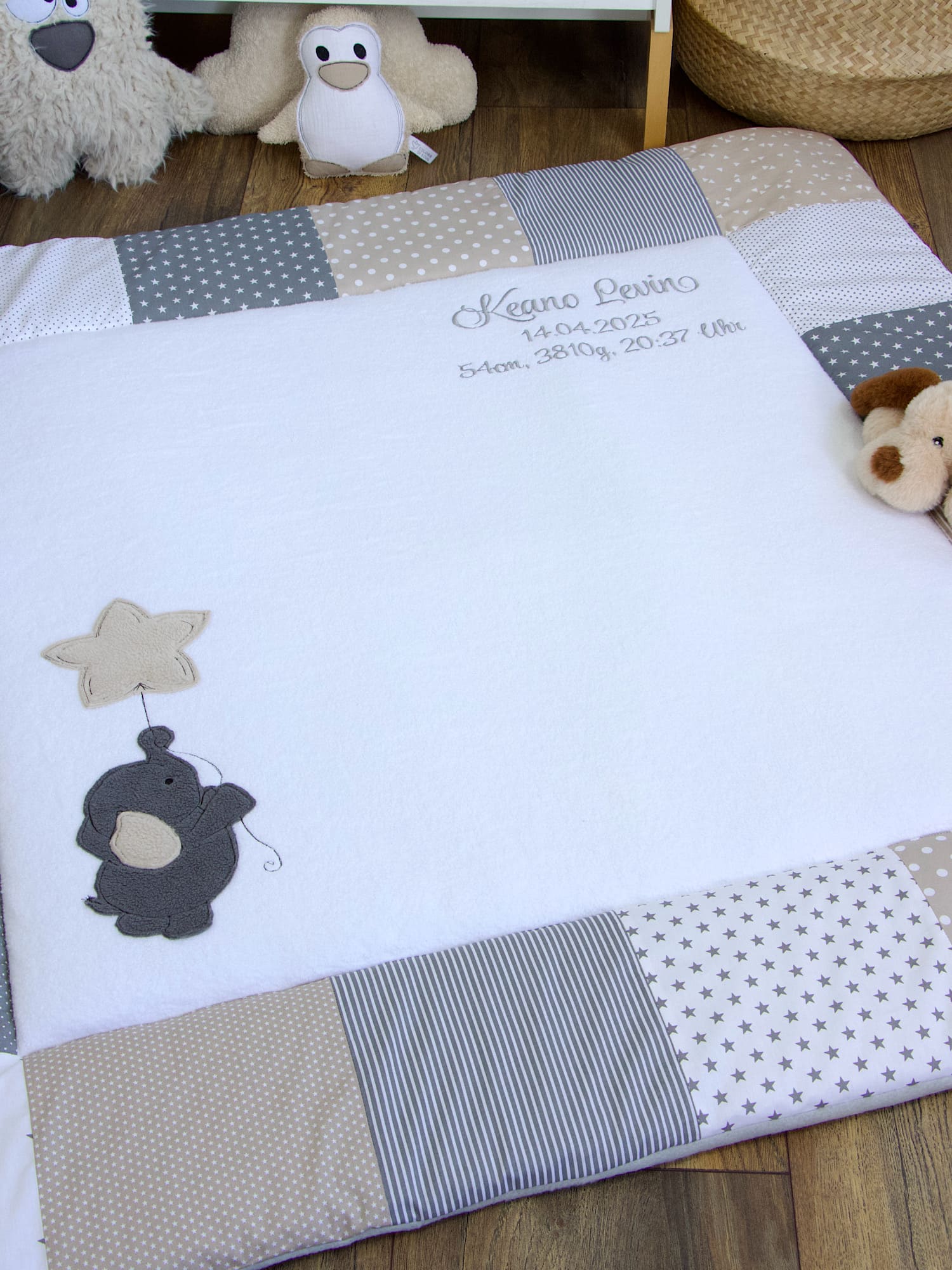 Krabbeldecke mit Elefanten-Applikation und besticktem Babynamen – sanfte Farben Beige und Grau