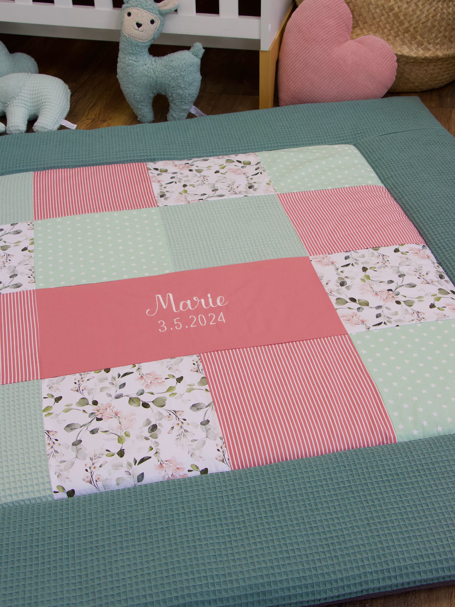 Patchwork Krabbeldecke - Gartenblumen rosa / Waffelpique altgrün / blush (mit Rand)