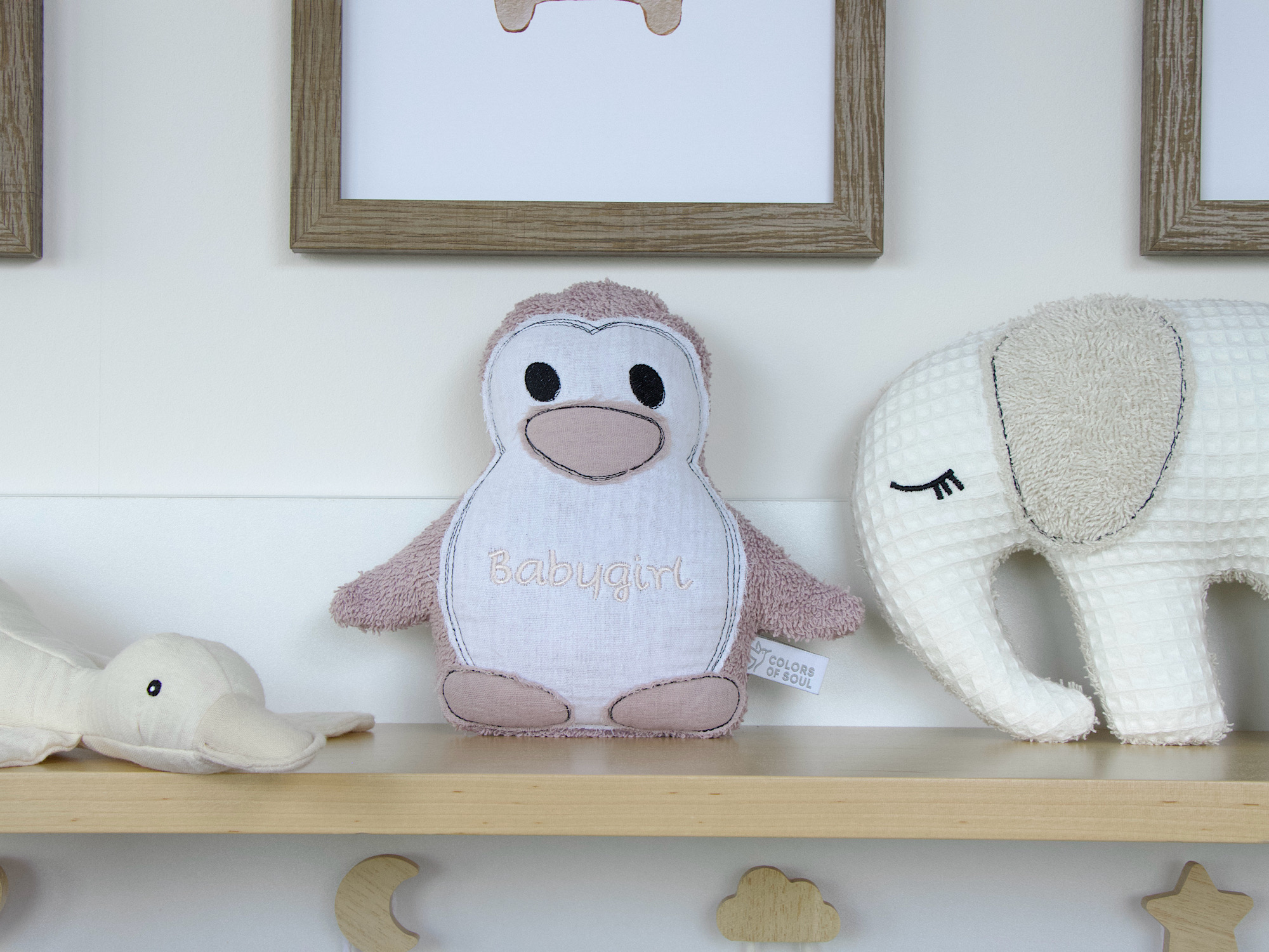 Personalisiertes Kuscheltier Pinguin aus Frottee in Altrosa mit Musselin-Details