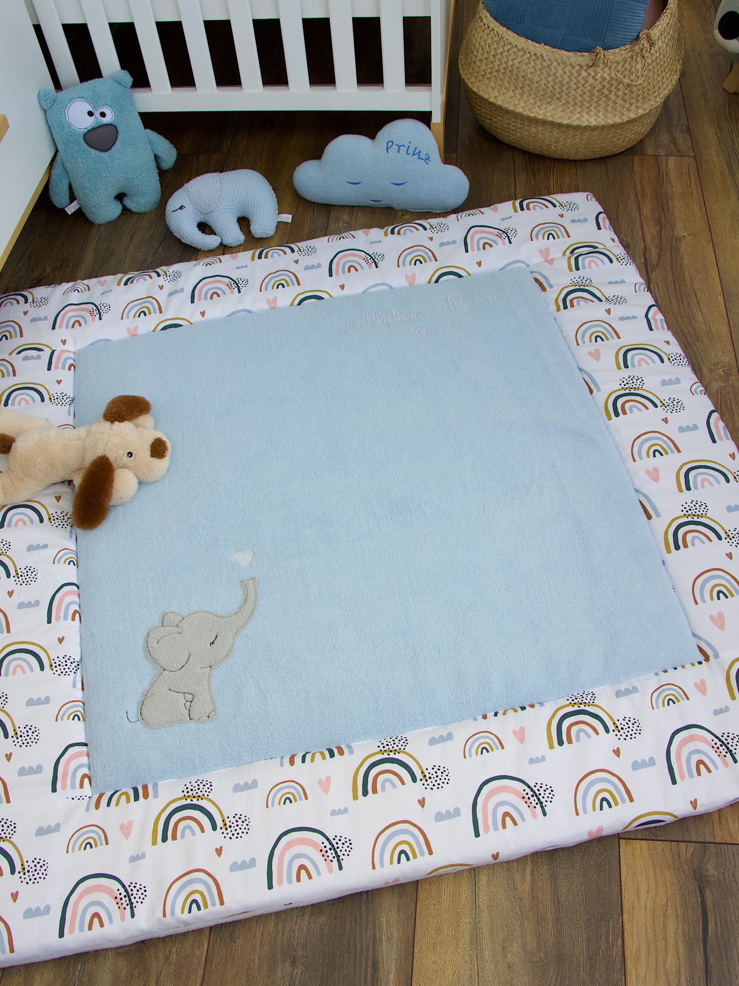 Krabbeldecke personalisiert mit Namen - Regenbogen und Herzen / Baumwollfleece blau