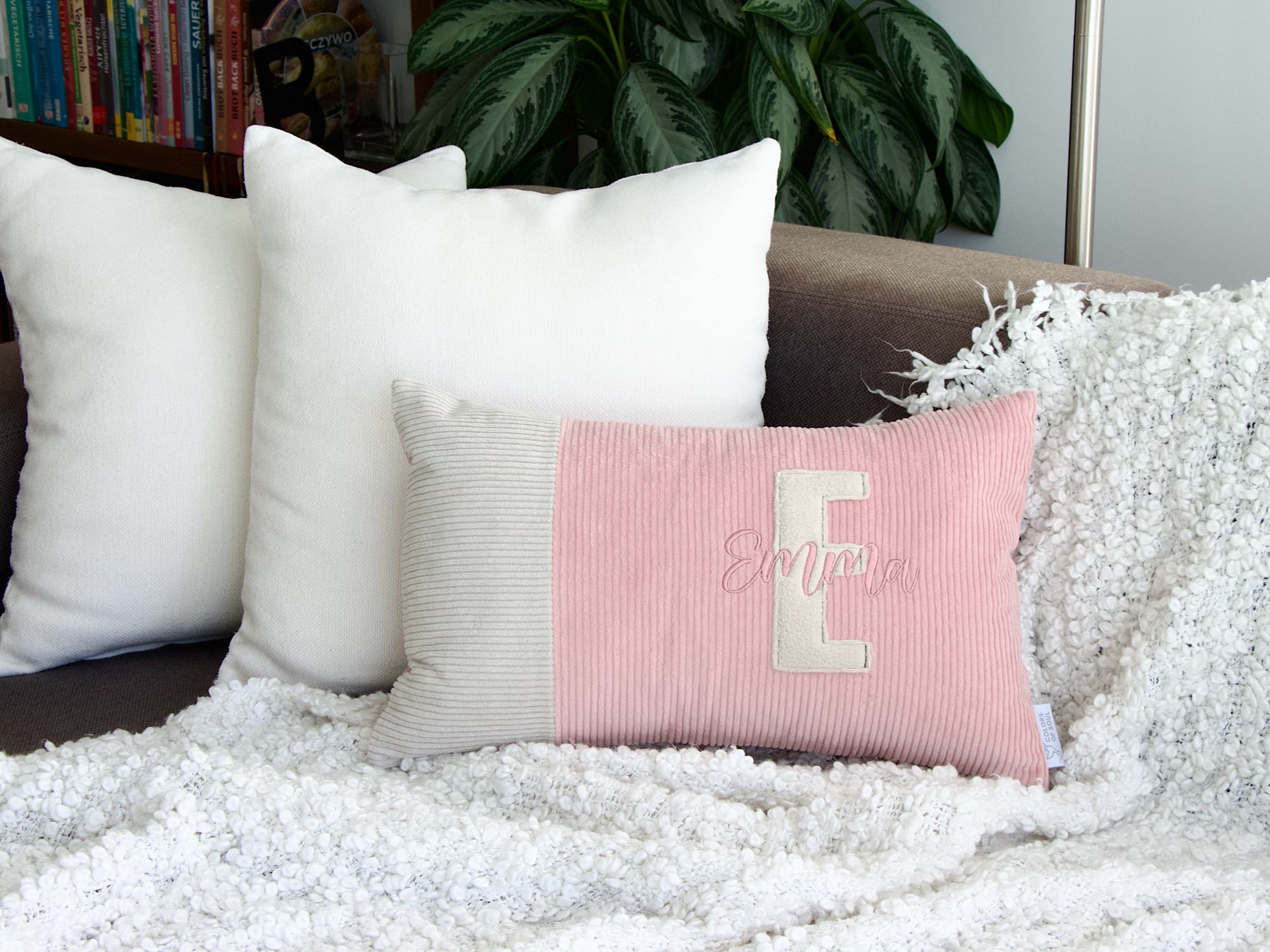 Dekokissen aus Cord mit Buchstabe und Namensstickerei in Altrosa – personalisiertes Sofa Kissen