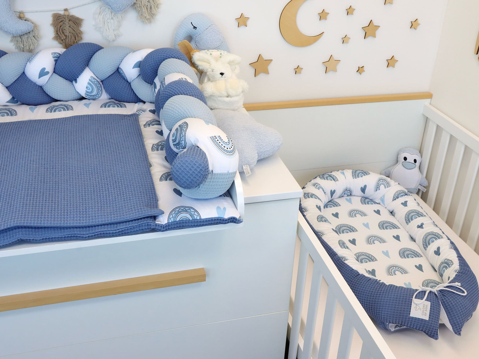 Wickelauflage, geflochtene Umrandung, Babynest - Regenbogen und Herzen blau / Waffelpique blau