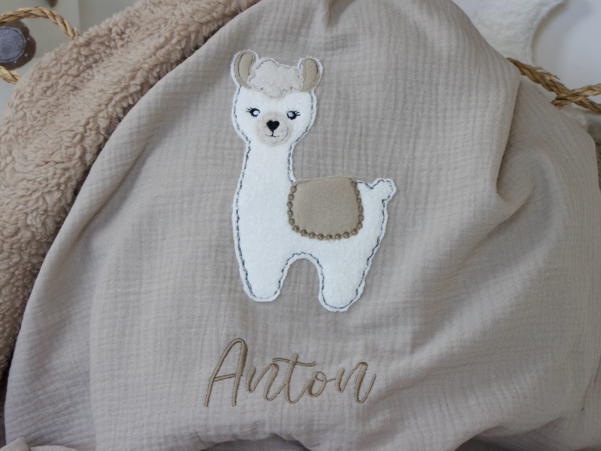 Kuscheldecke Lama – Musselin Sand, personalisierbar