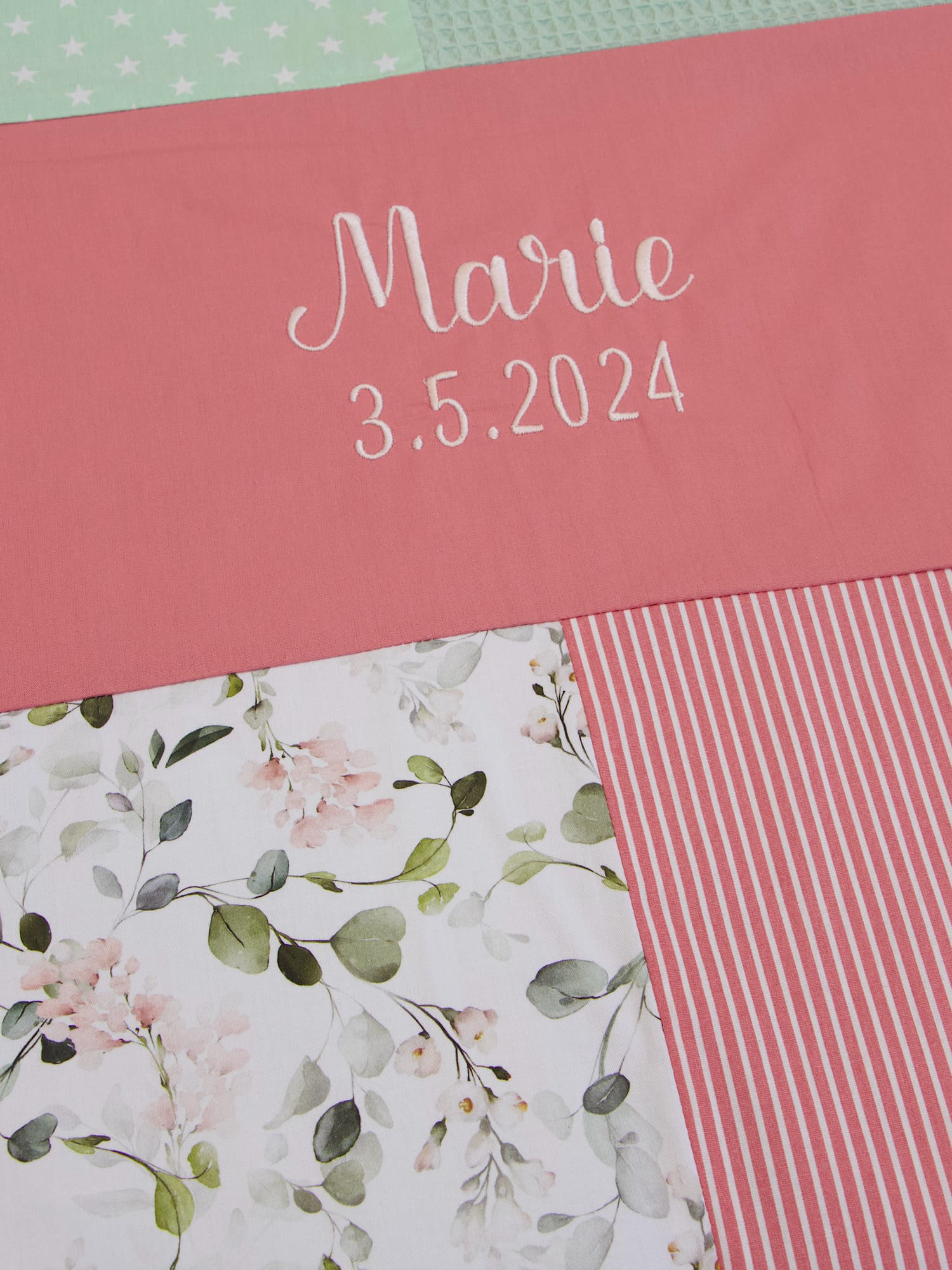 Patchwork Krabbeldecke - Gartenblumen rosa / Waffelpique altgrün / blush (mit Rand)
