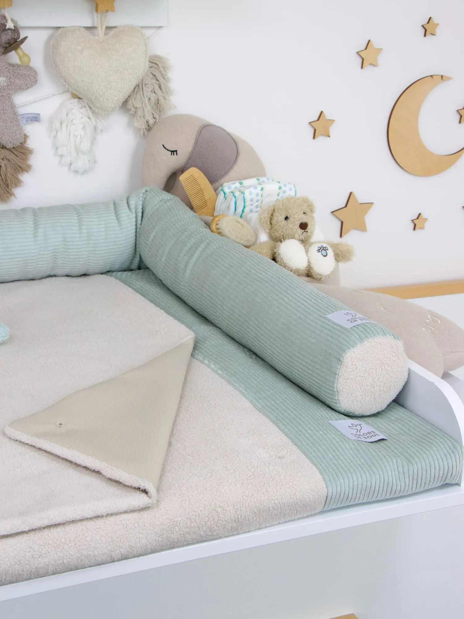 Wickelplatz Set in Mint Beige für natürliche skandinavische Babyzimmer