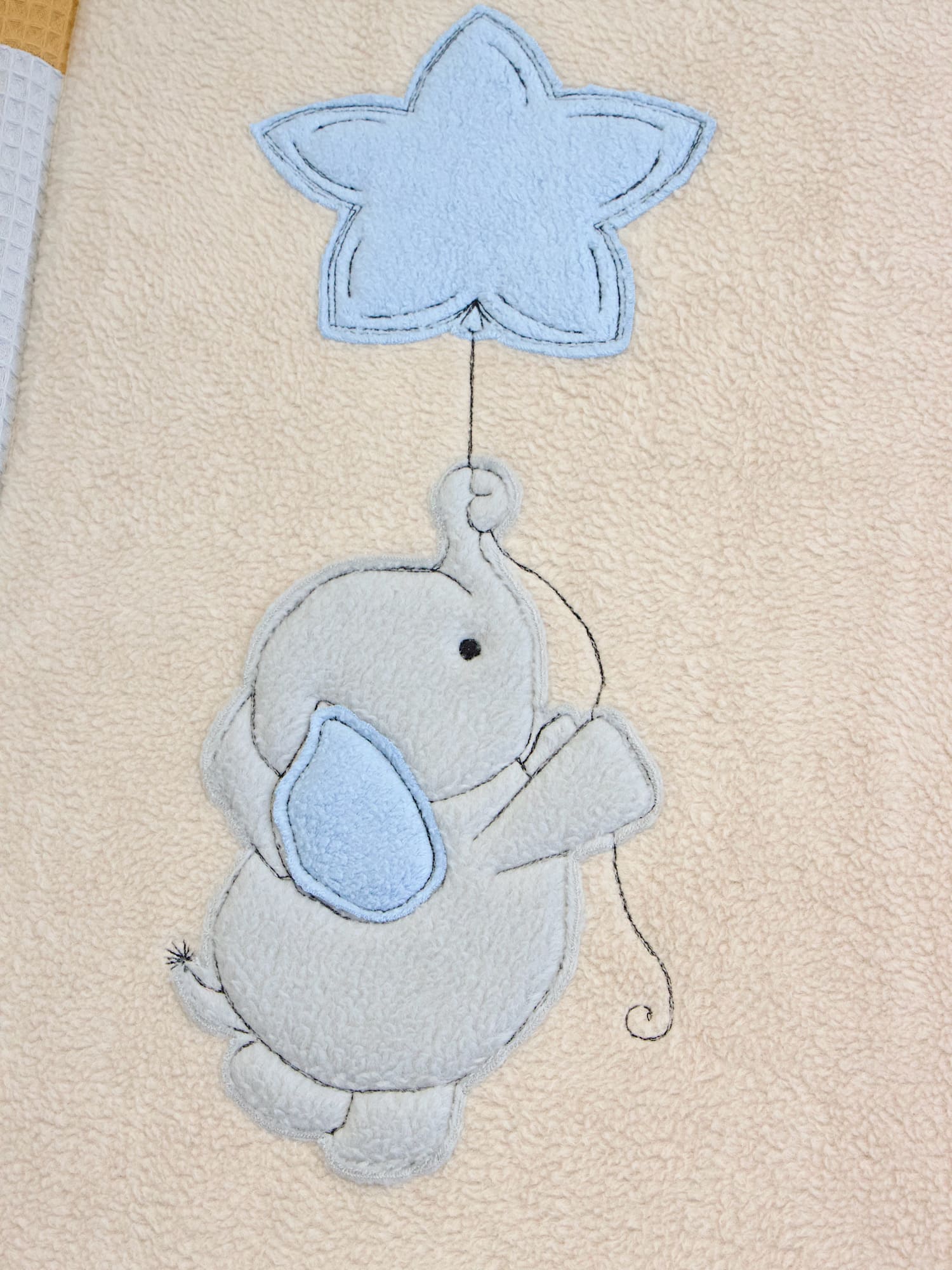 Elefant Stickdetail auf weichem Baumwollfleece in Beige