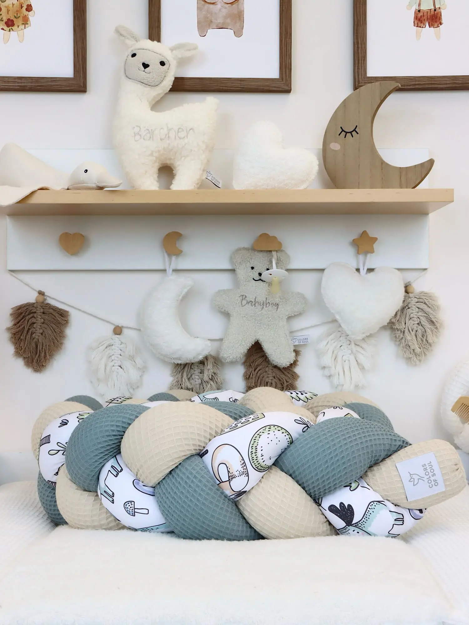 Bettschlange geflochten mit Waldfreunde-Muster in Light Sand und dusty Altmint im Babyzimmer