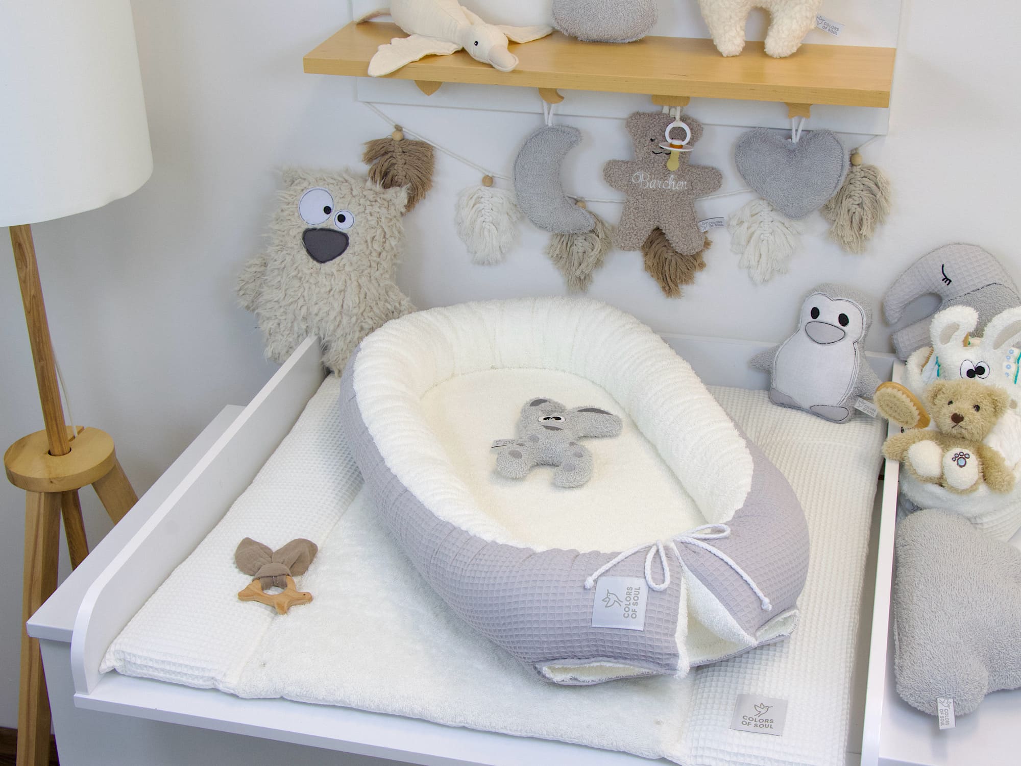 Babynest Hellgrau Creme im Babyzimmer – kombiniert aus flauschigem Frottee und strukturiertem Waffelpique