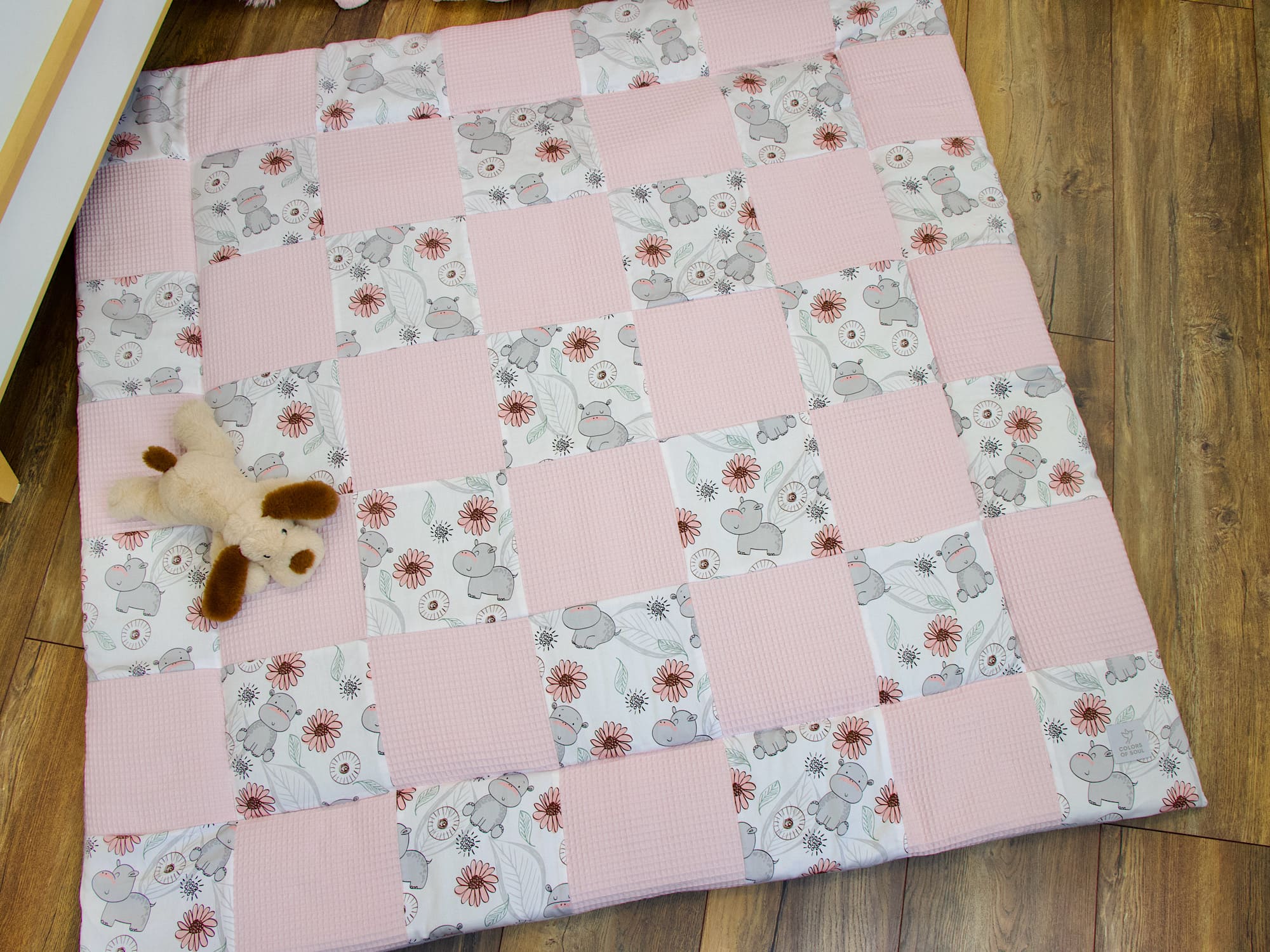 Patchwork Krabbeldecke mit Namen - Waffelpique hellrosa / niedliche Nilpferde