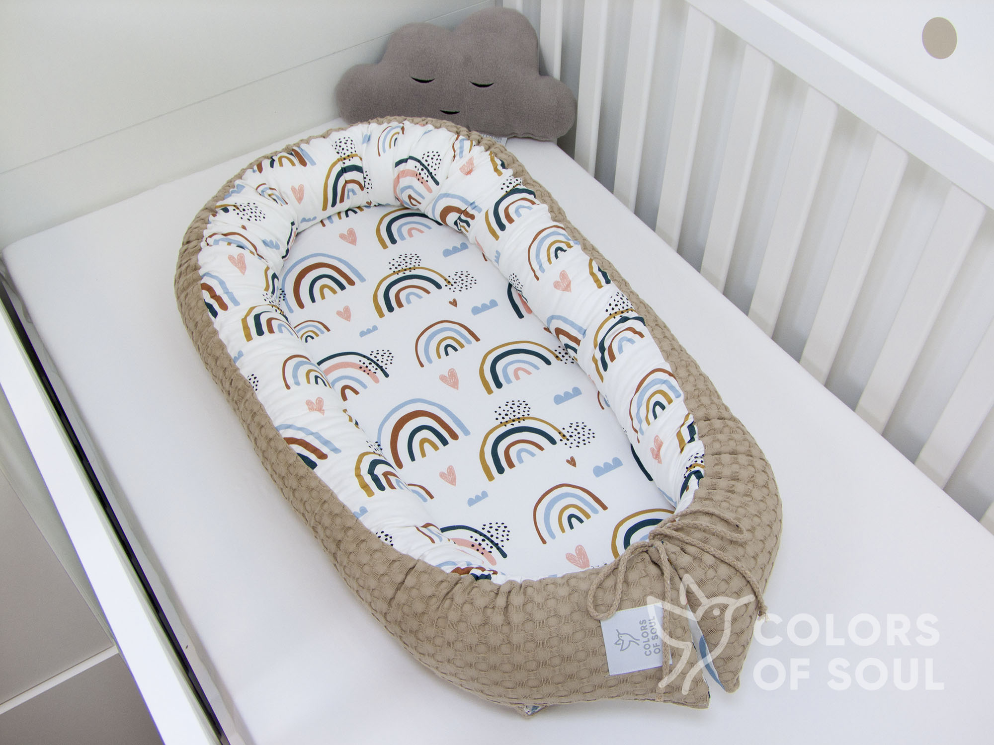 Babynest - Regenbogen und Herzen / Waffelpique grob sand
