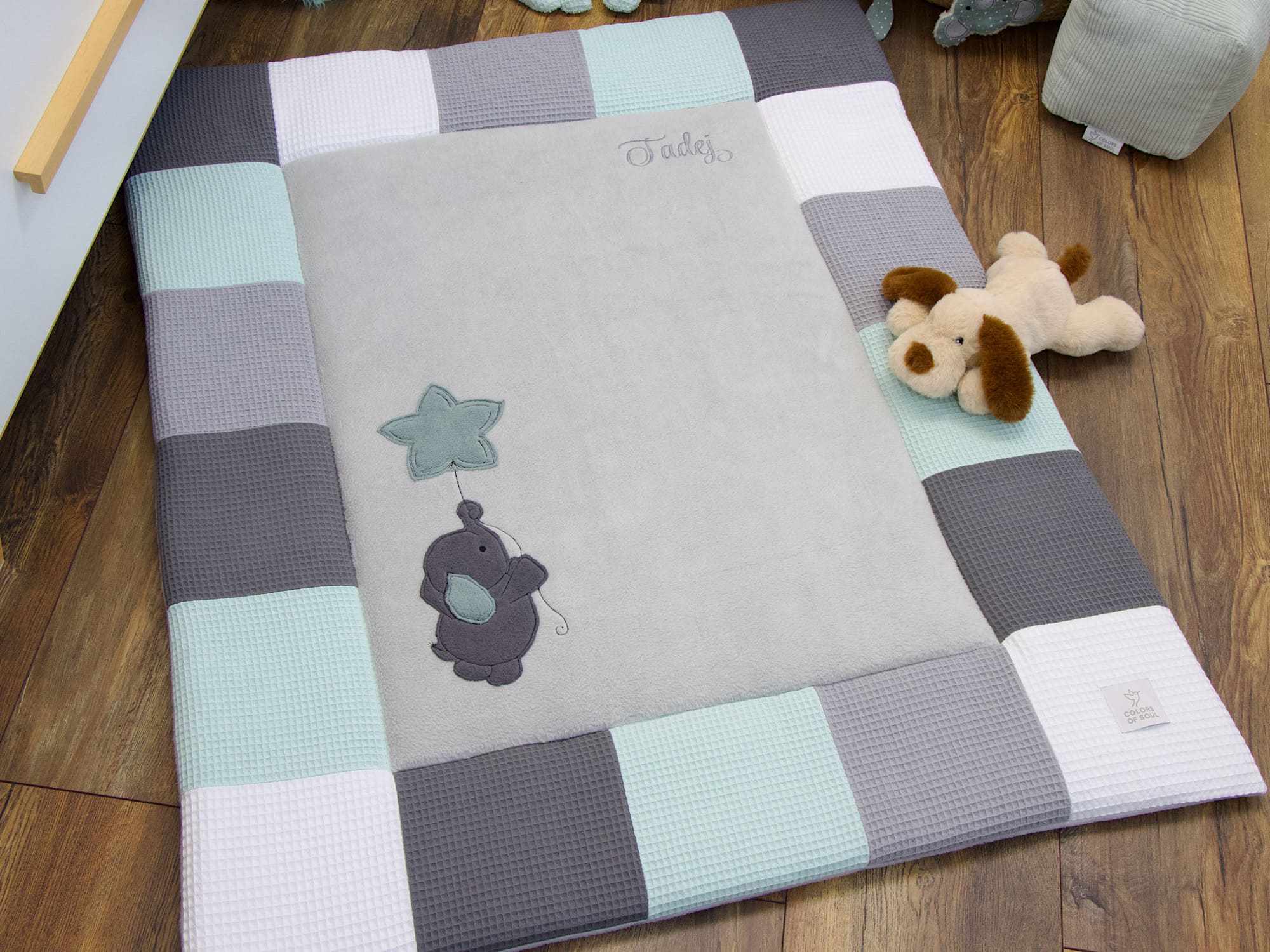 Patchwork Krabbeldecke mit Baumwollfleece Liegefläche und Waffelpique in Weiß, Grau und Mint