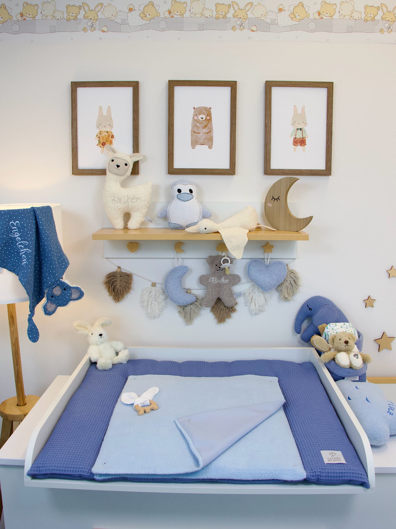 Natürliche Wickelauflage in Blau für moderne Babyzimmer