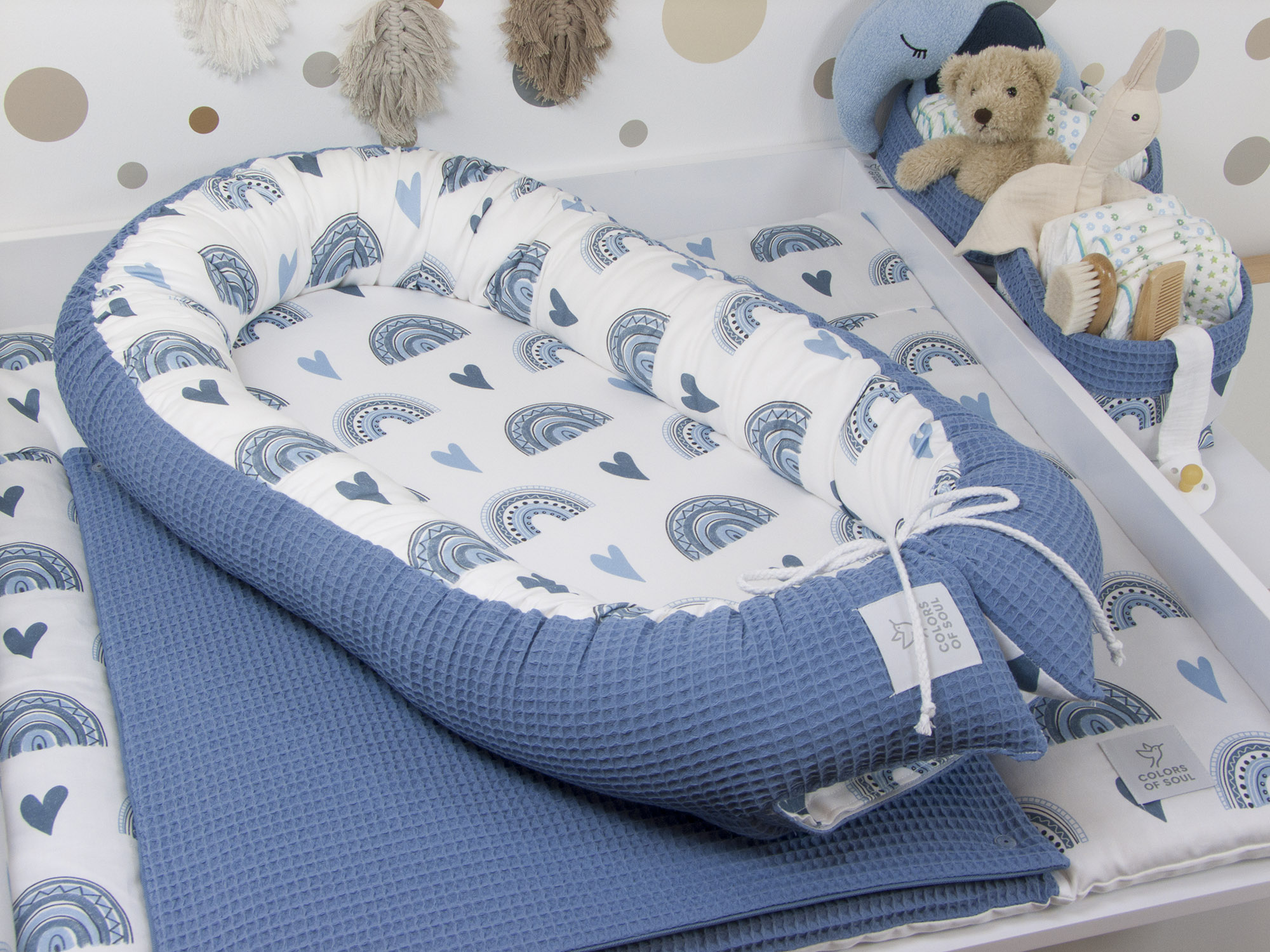 3-er SET - Wickelauflage, Bettschlange, Babynest - Regenbogen und Herzen blau / Waffelpique blau