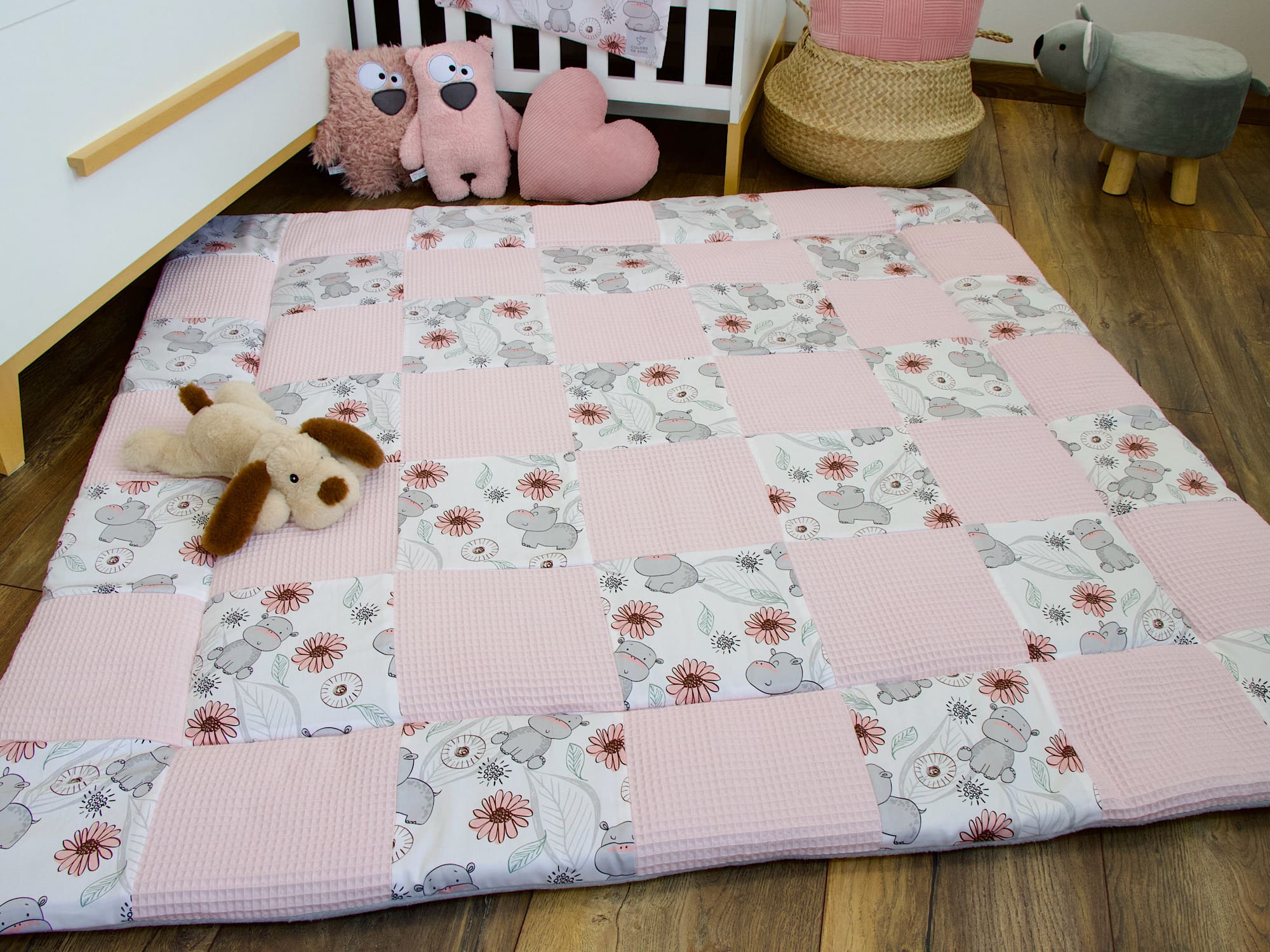 Patchwork Krabbeldecke mit Namen - Waffelpique hellrosa / niedliche Nilpferde
