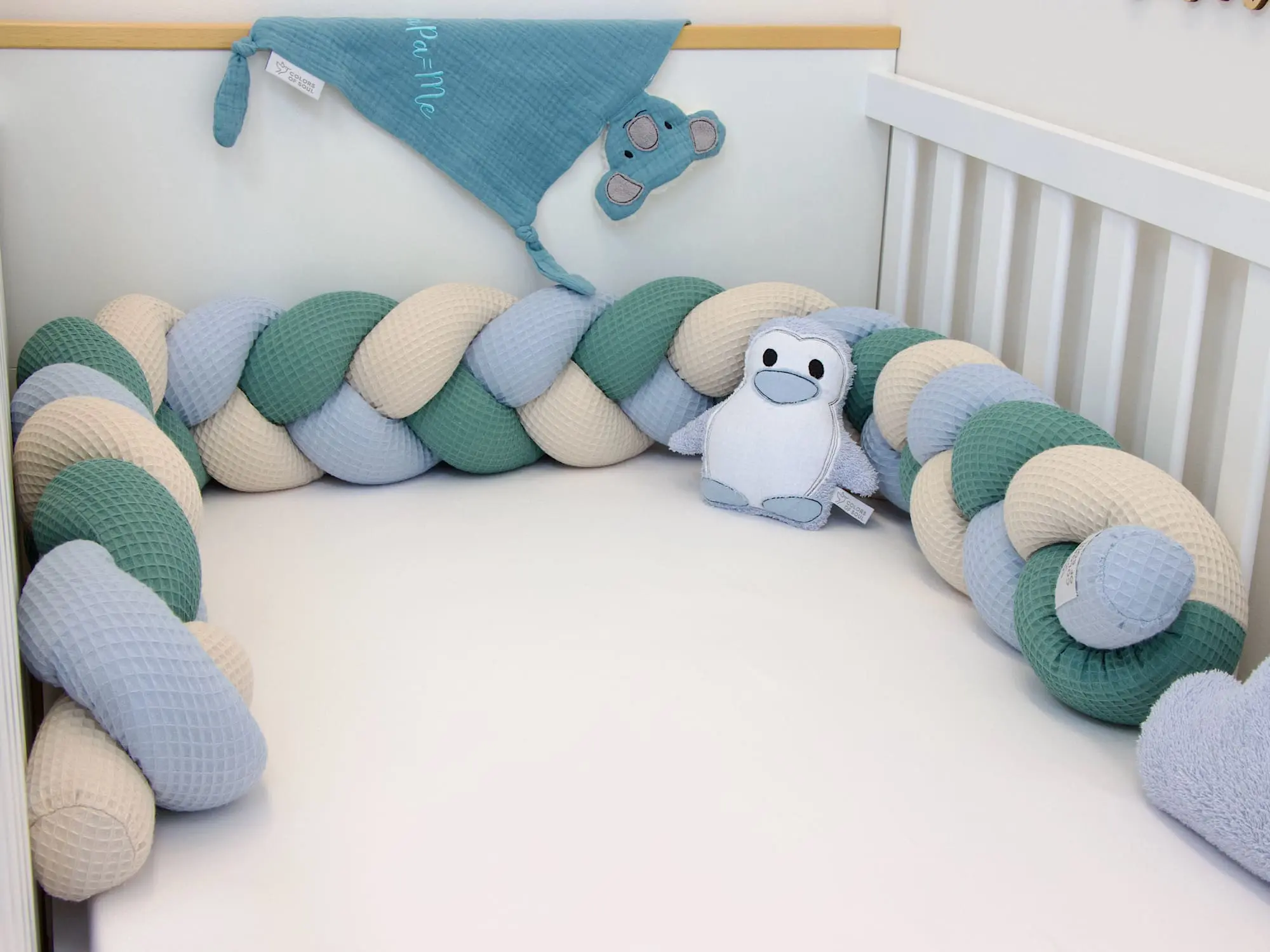 Bettschlange aus Waffelpique in Hellblau Natur Altgrün im Babybett