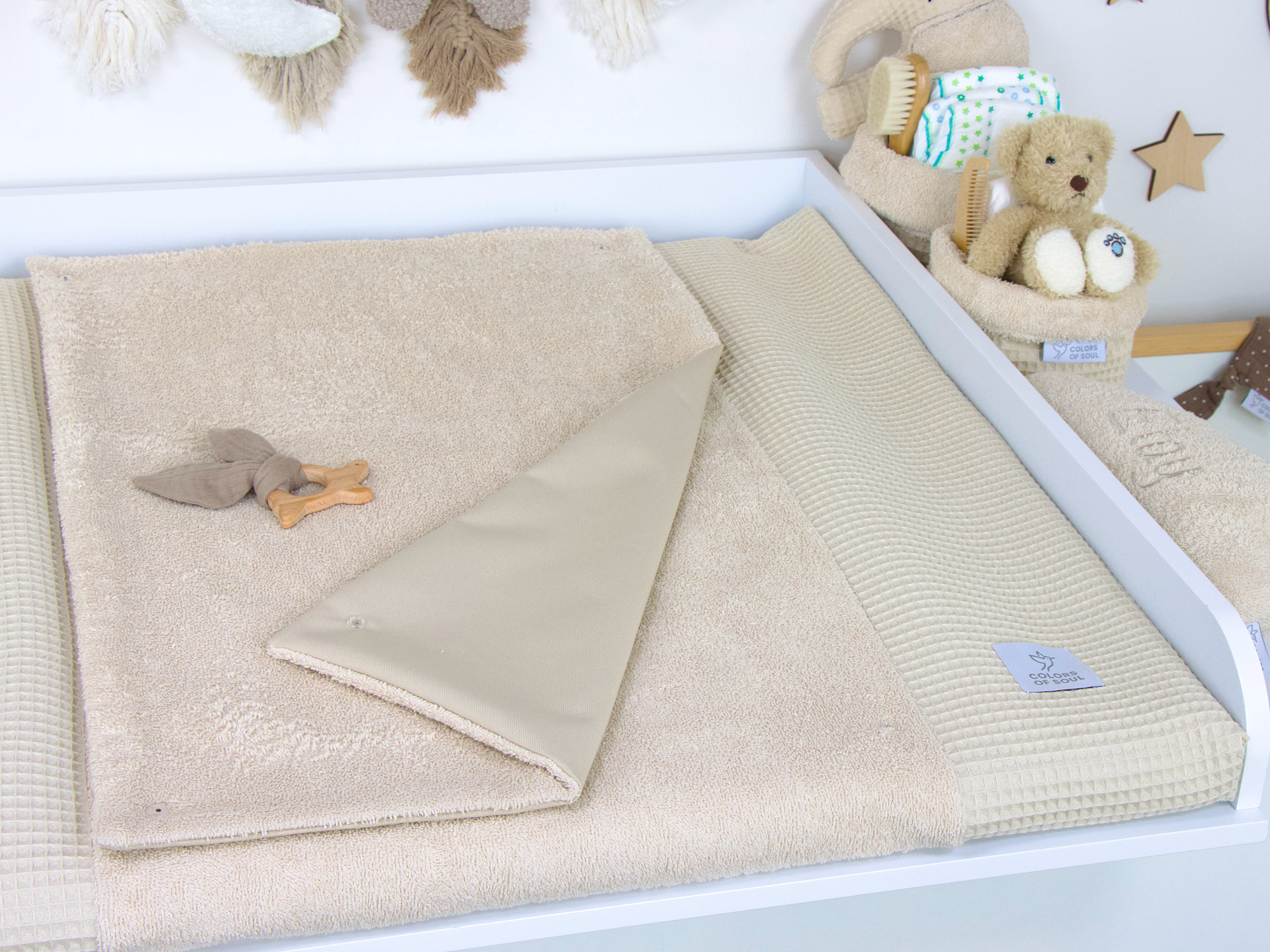 Wickeltischauflage Set aus Frottee und Waffelpique in Light Sand – handgemachte Wickelauflage mit Inlett und Bettschlange als Umrandung.