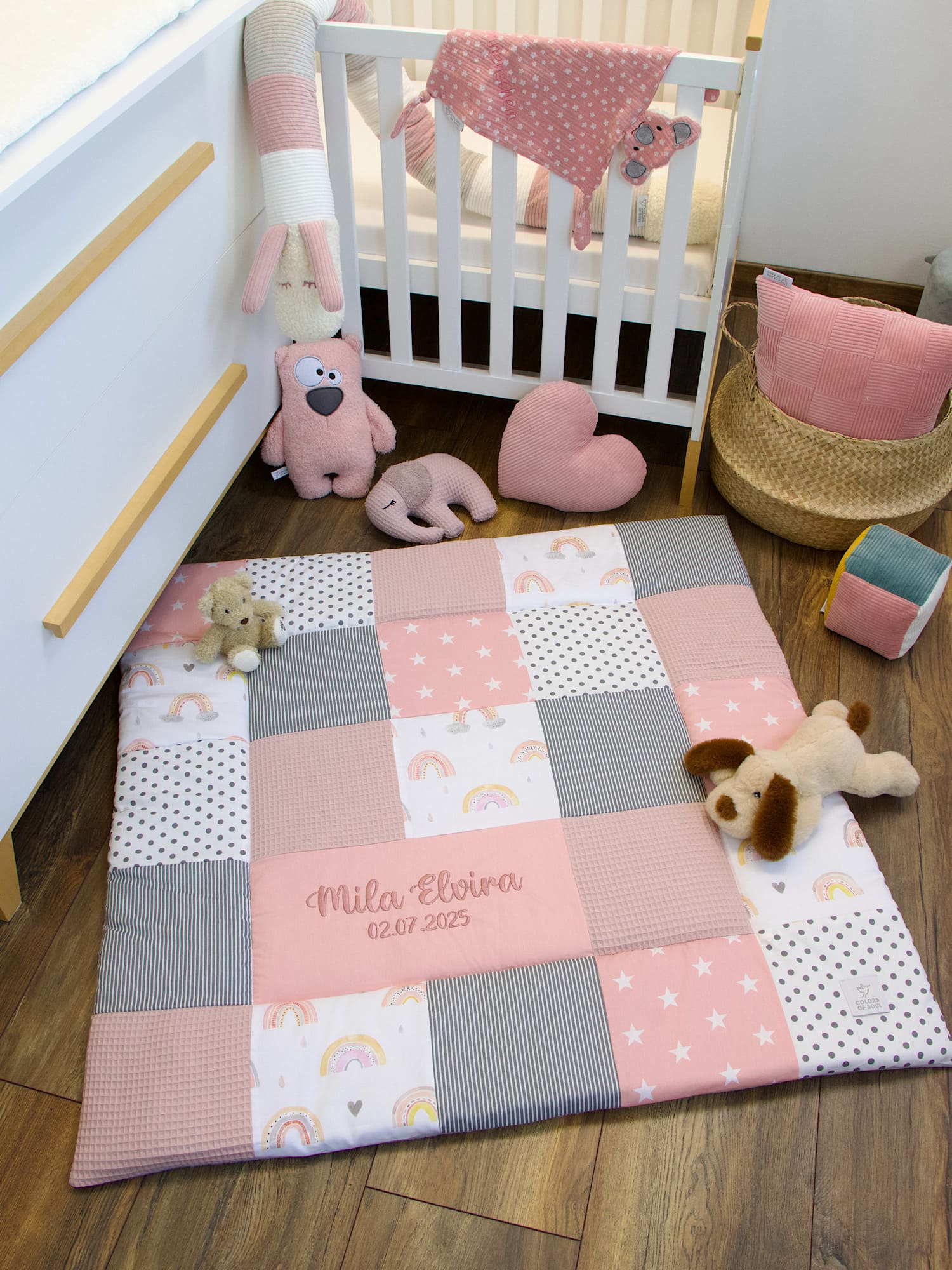 Detailaufnahme der personalisierten Krabbeldecke mit Namenstickerei – weiche Baby Krabbeldecke