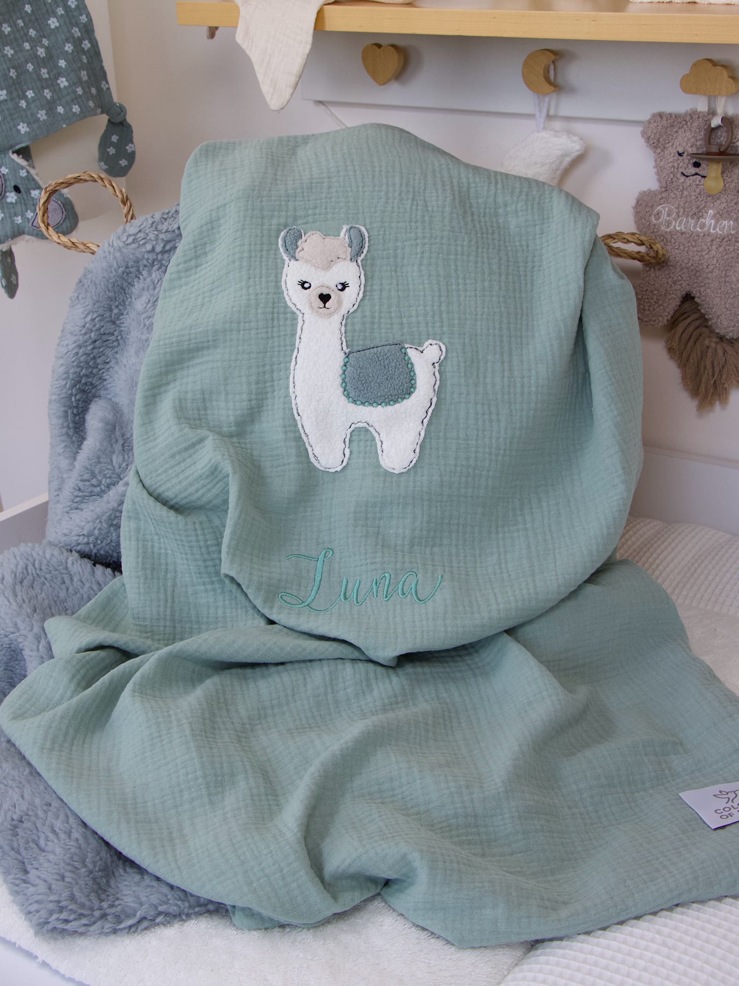 Kuschelige Babydecke Lama Hellmint – handgefertigt aus Musselin und moosgrauem Teddyplüsch, personalisiert mit Namen.