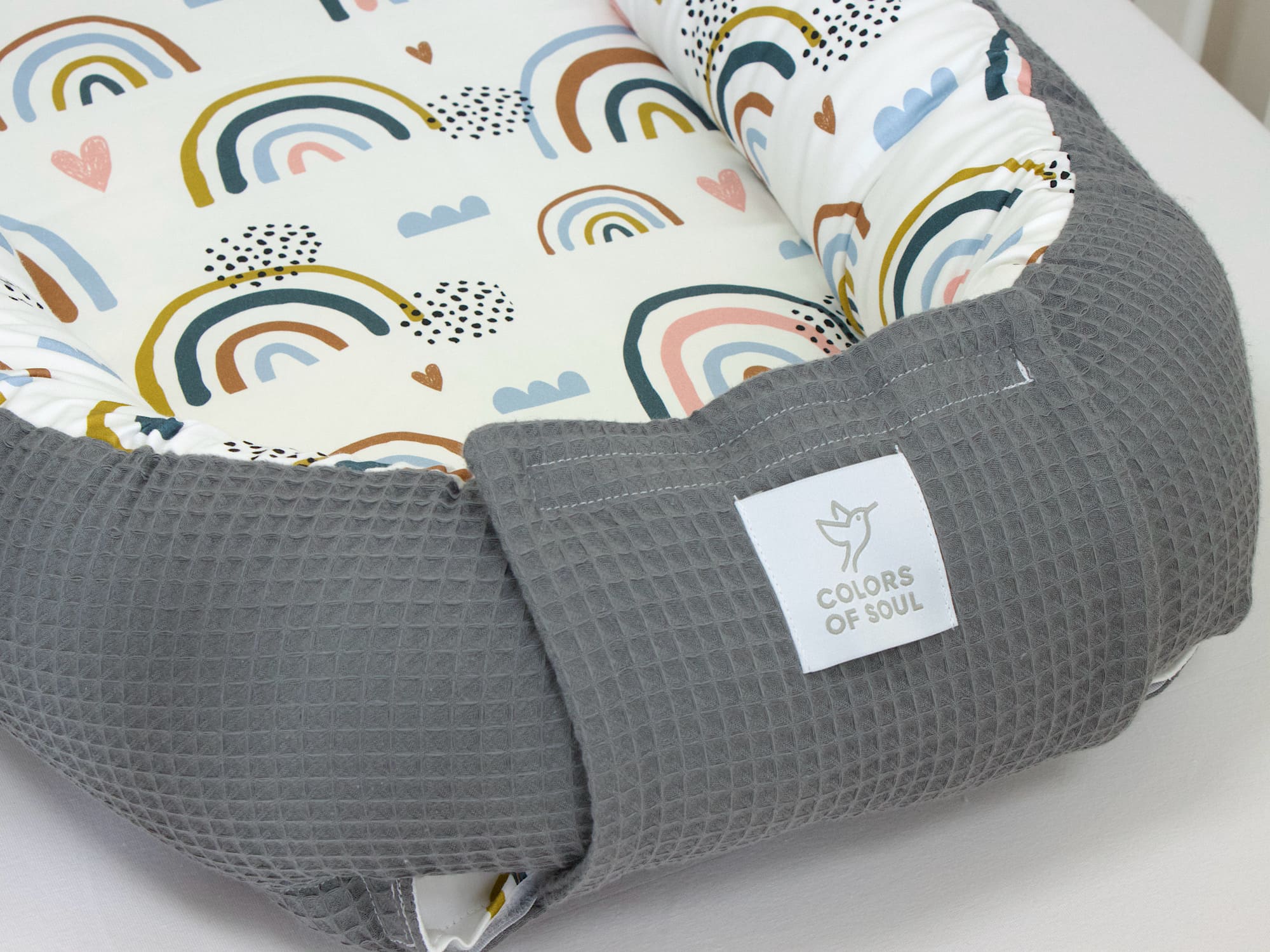 Babynestchen Regenbogen und Herzen / Waffelpique steingrau