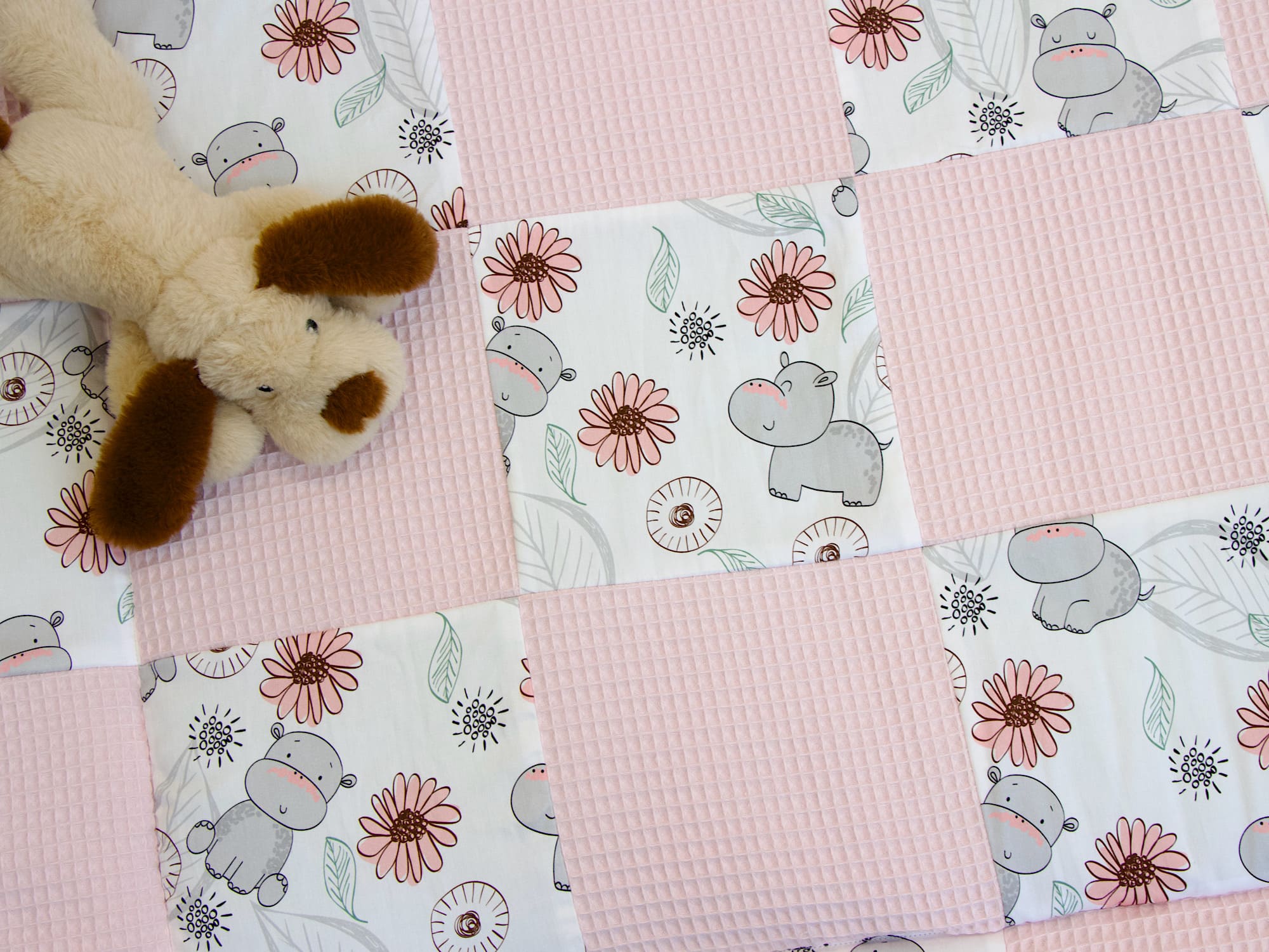 Patchwork Krabbeldecke mit Namen - Waffelpique hellrosa / niedliche Nilpferde