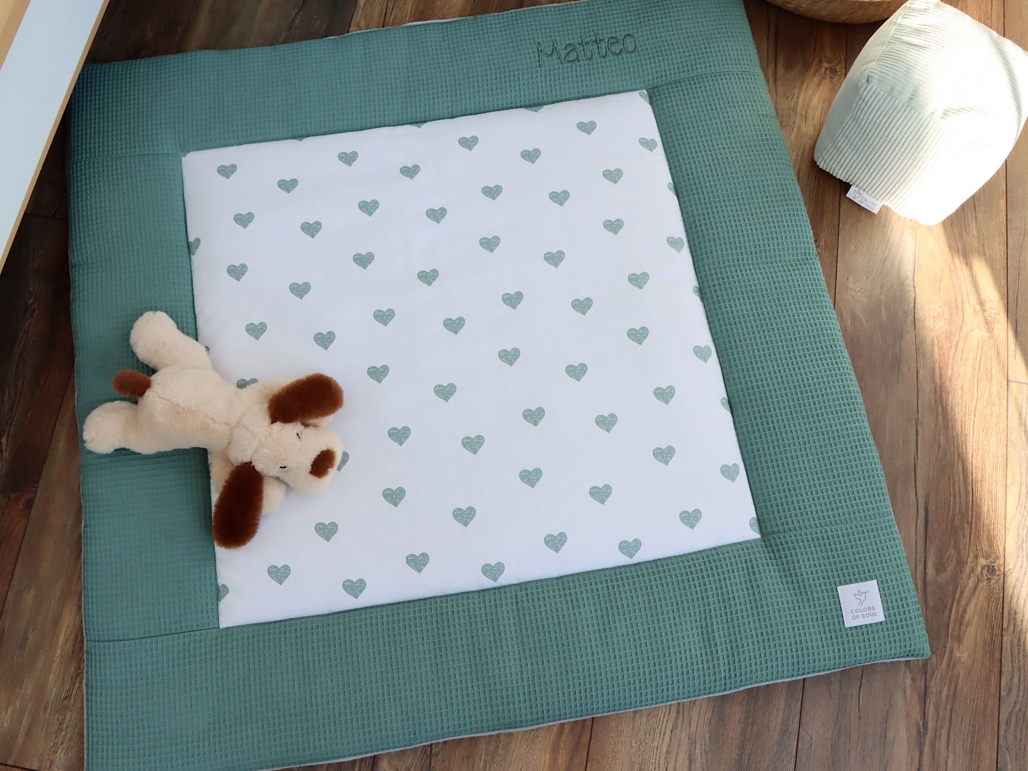 Handgemacht mit Liebe: Personalisierte Krabbeldecke – mit Namen und Datum – Herzen altgrün / Waffelpique altgrün