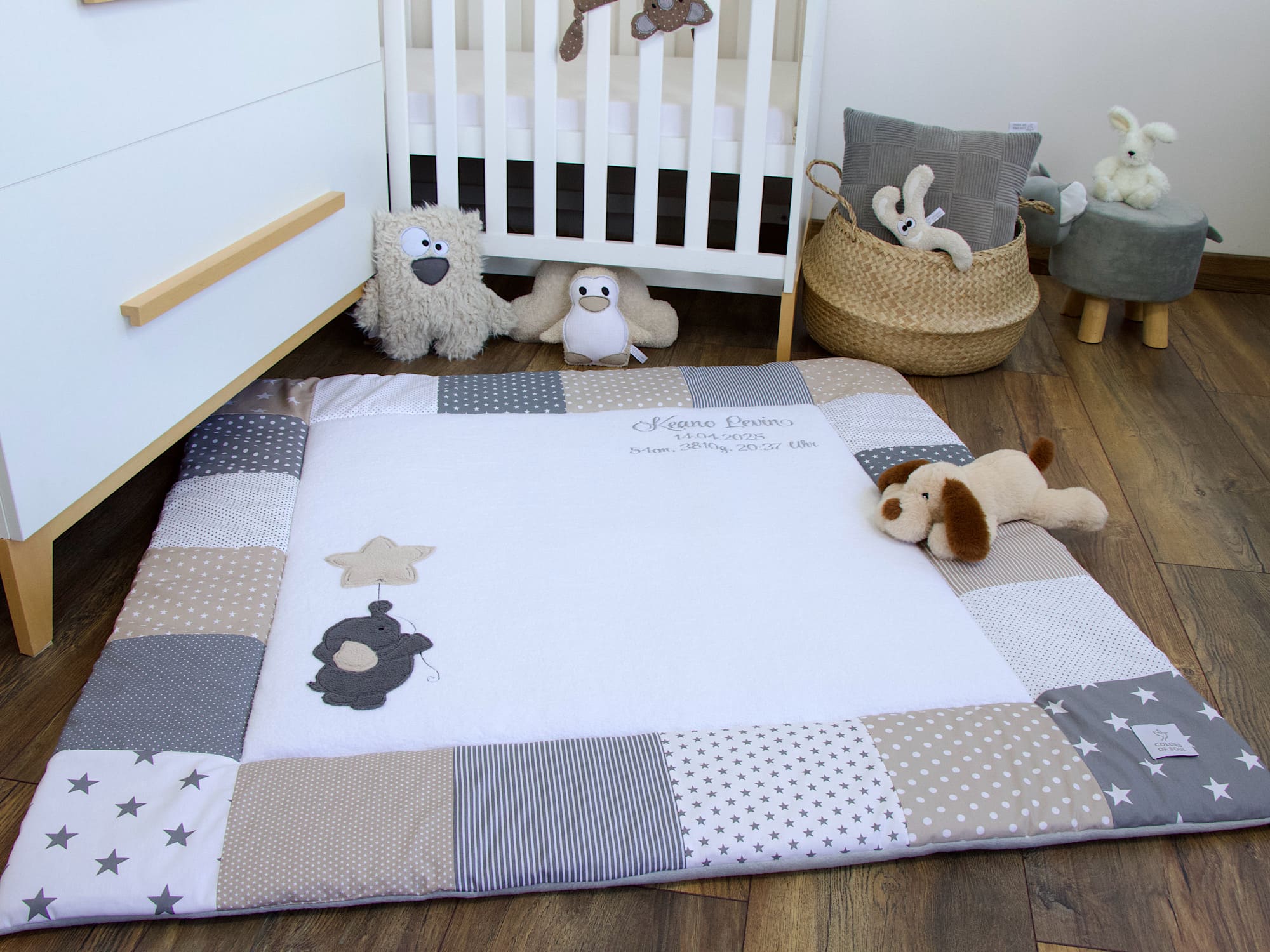 Kuschelige Babydecke mit Elefantenmotiv – sanftes Beige, Grau und Weiß im Patchwork-Stil