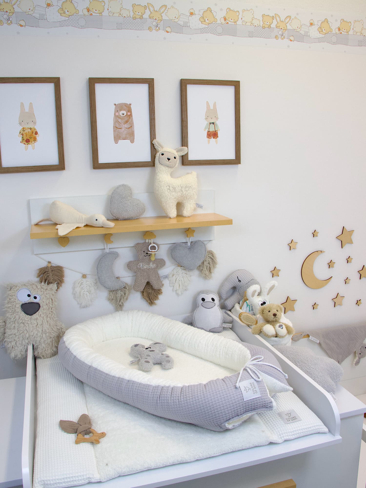 Kuscheliges Babynest Hellgrau Creme mit Pinguin-Stofftier – perfekte Geschenkidee zur Geburt