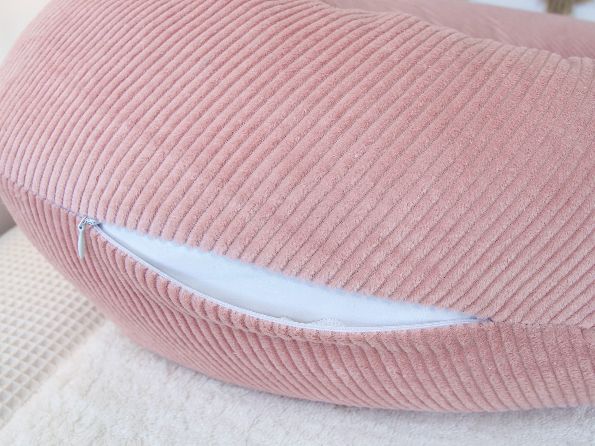 XXL Stillkissen aus Cord Altrosa im Babybett – vielseitig einsetzbar