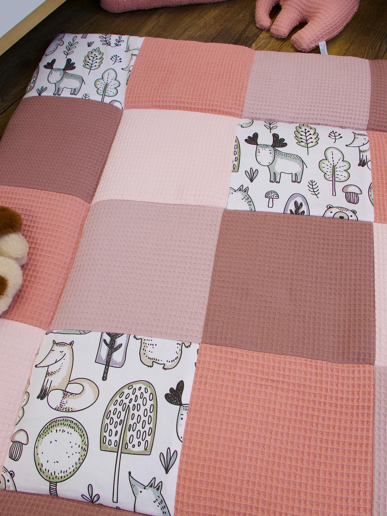 Patchwork Krabbeldecke – Waffelpique rosa / Waldfreunde aus Handarbeit