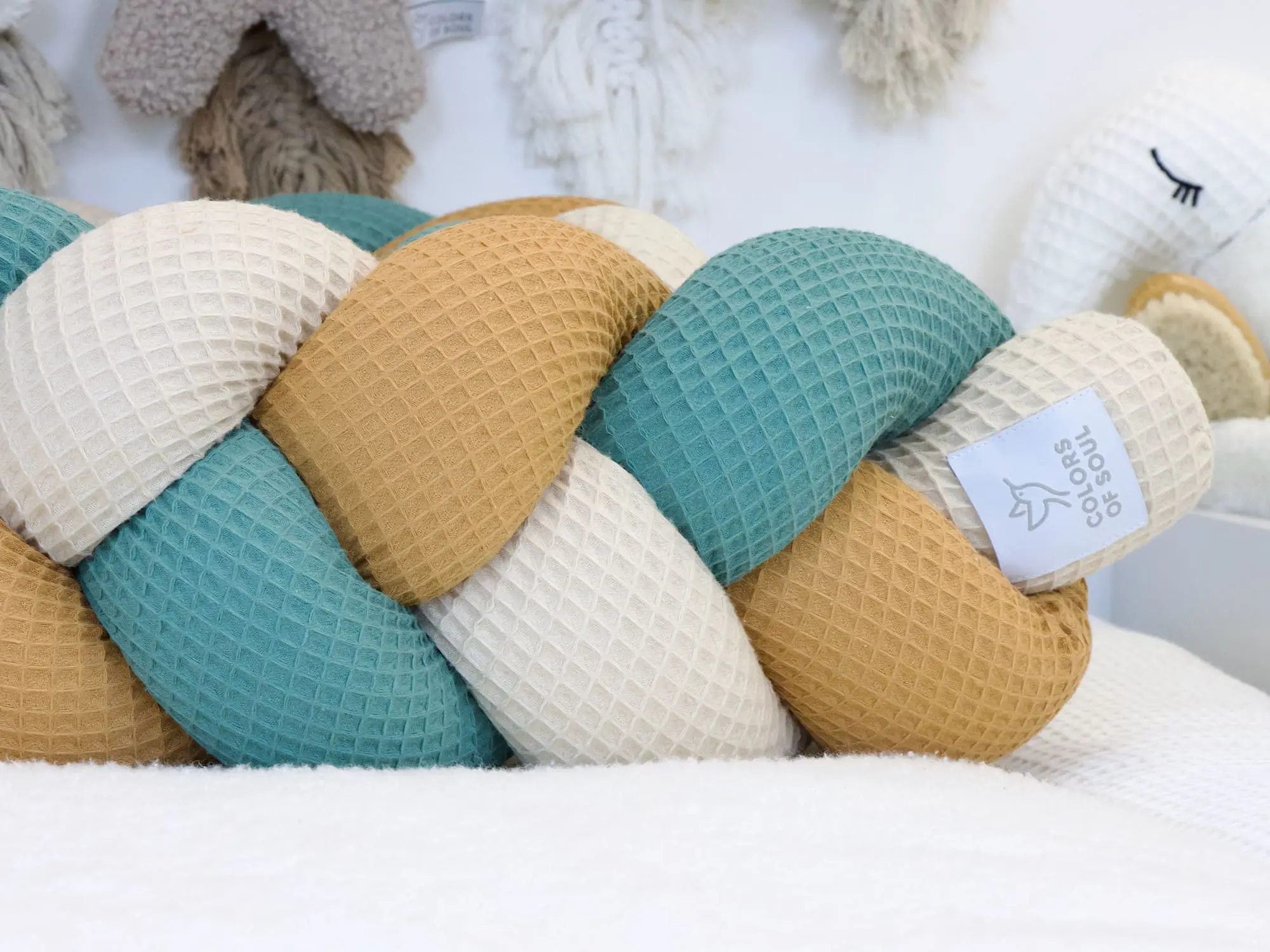 Geflochtene Bettschlange aus Waffelpique in Altgrün Karamell und Light Sand Detailaufnahme