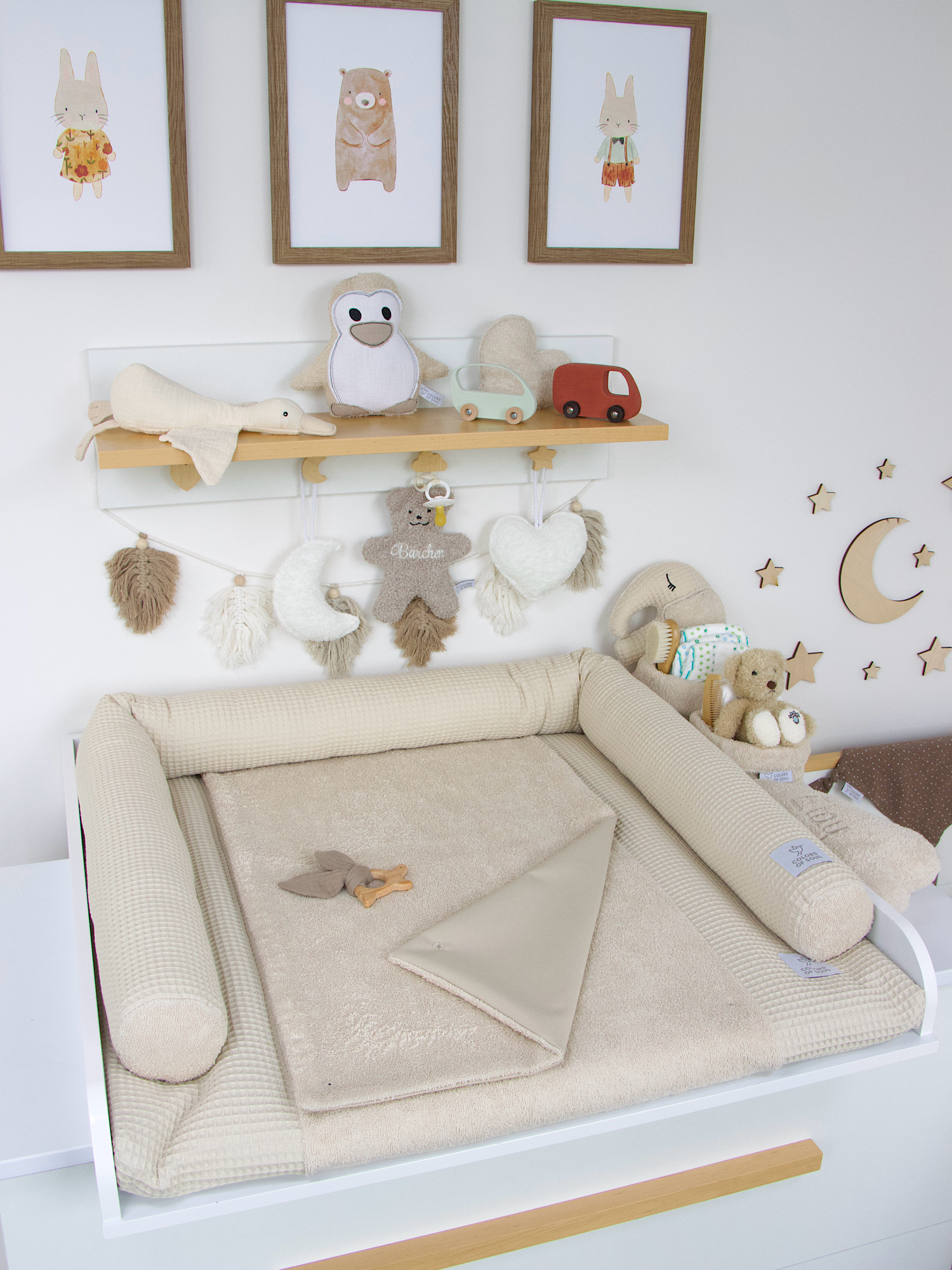 Wickelauflage mit abnehmbarem Bezug und passender Bettschlange – Waffelpique Light Sand und Frottee Light Sand – stilvolles Wickelset im Babyzimmer.