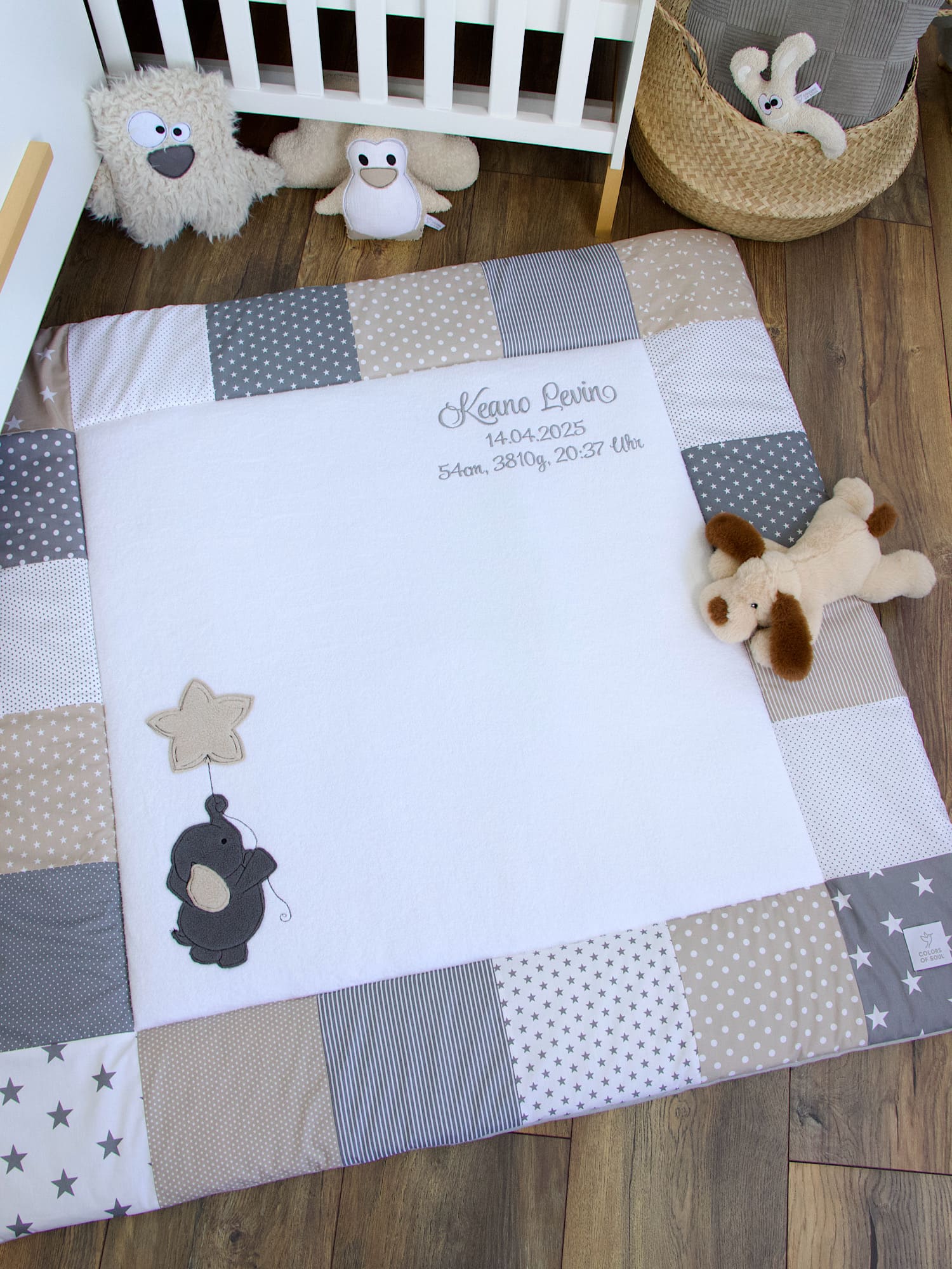 Personalisierte Patchwork Krabbeldecke mit Elefant und Stern in Beige, Grau und Weiß – handgefertigt