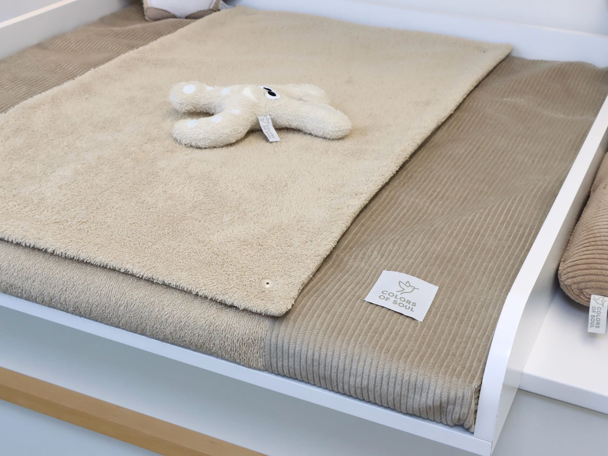 Wickelauflage mit Bezug aus Frottee Beige und Cord Beige auf weißer Wickelkommode