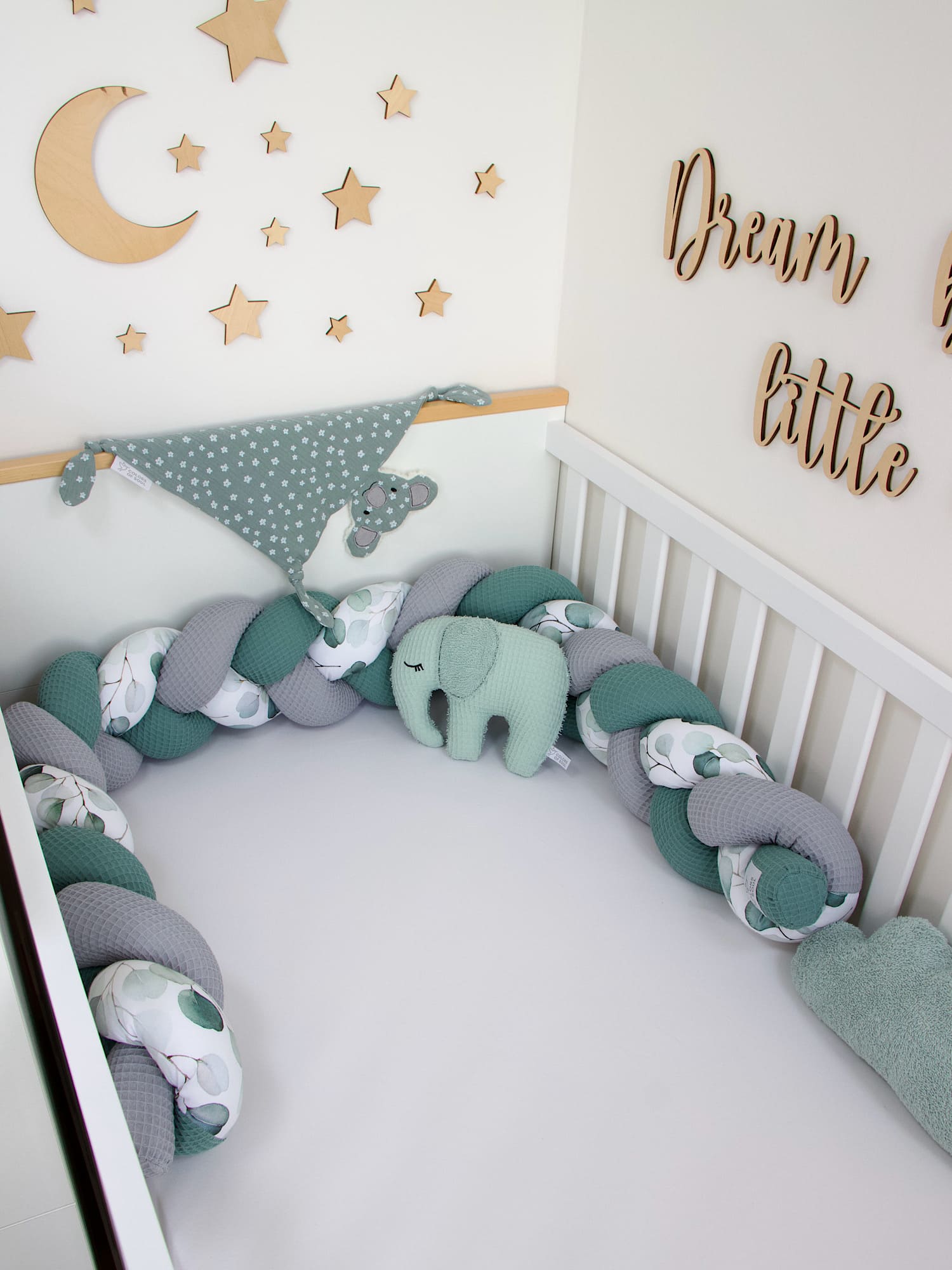 Babybett mit geflochtener Bettschlange Altgrün Grau & Baumwollsatin Eukalyptus Aquarell