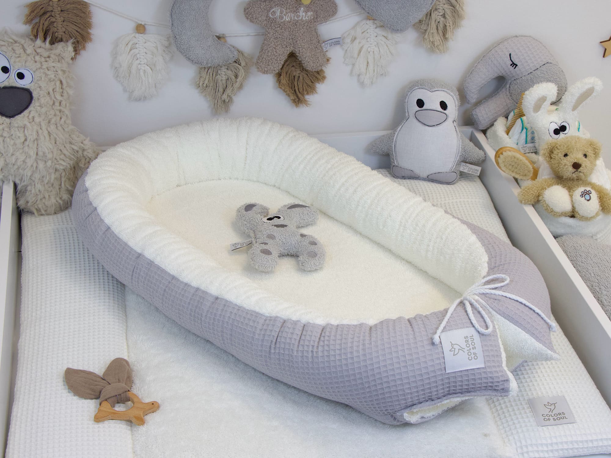 Handgefertigtes Babynest in Hellgrau und Creme aus Waffelpique und Frottee – weich, stilvoll und sicher für Babys