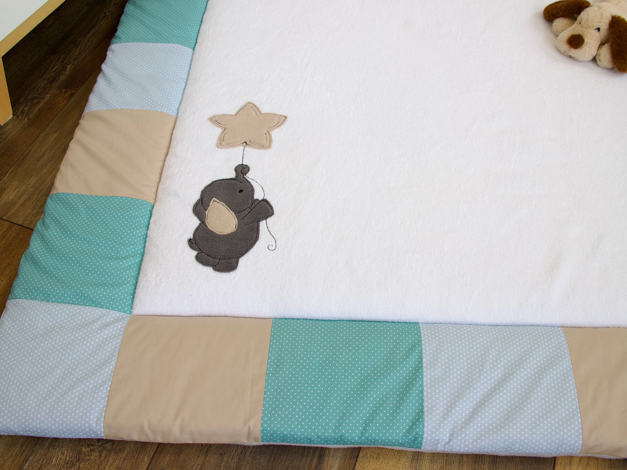 Personalisierte Krabbeldecke mit Elefant mit Luftballon / Baumwollfleece weiß
