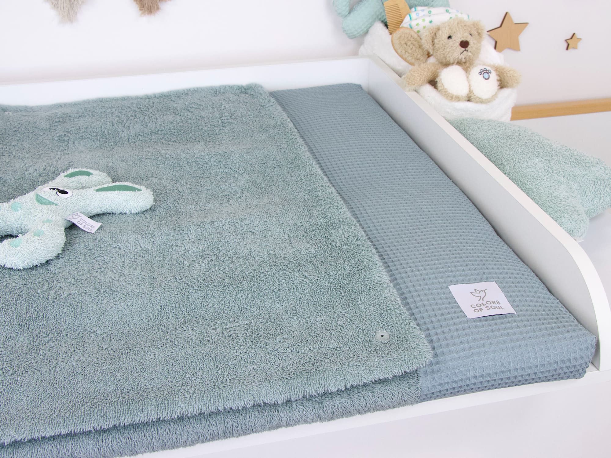 Struktur des Waffelpique-Stoffs in Dusty Altmint – fein & hochwertig