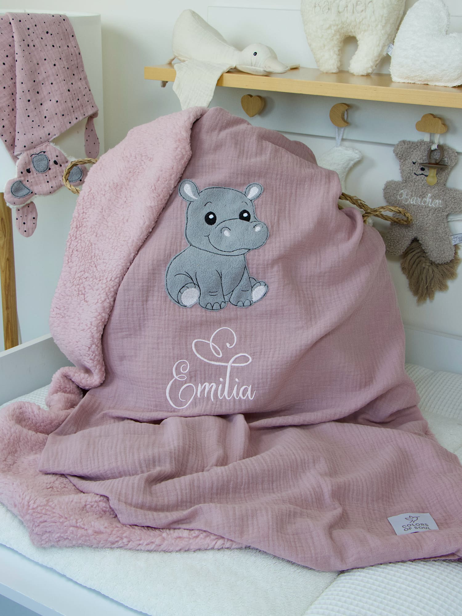 Babydecke in Puderrosa mit gesticktem Nilpferd und personalisiertem Namen "Emilia", handgemacht aus Musselin und Teddyplüsch