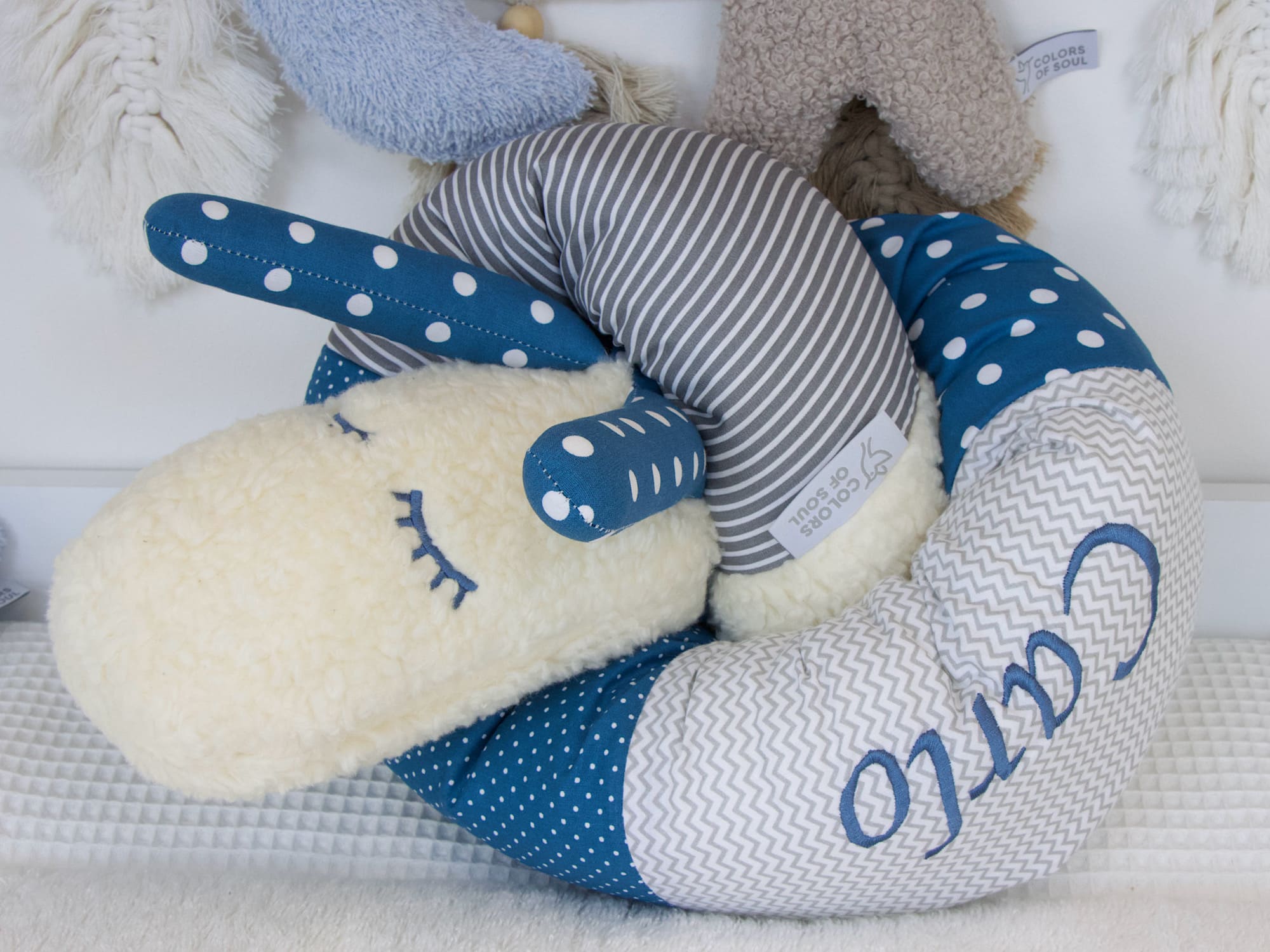 Puckschnecke mit Teddyplüschkopf und blauen Fühlern – handmade Kinderzimmeraccessoire