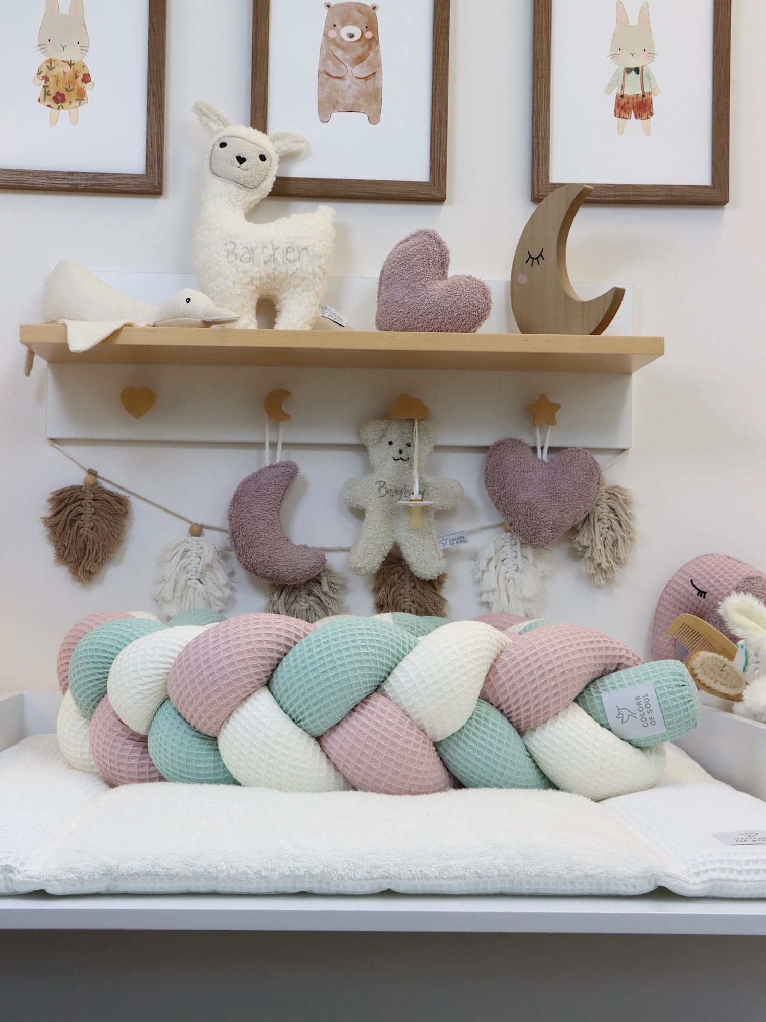 Geflochtene Bettschlange Waffelpique Altrosa, Creme & Hellmint vor Deko im Babyzimmer – stilvolle Bettumrandung fürs Babybett