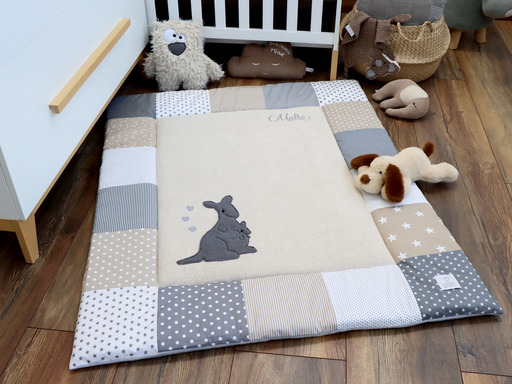 krabbeldecke mit namen känguru motiv beige grau